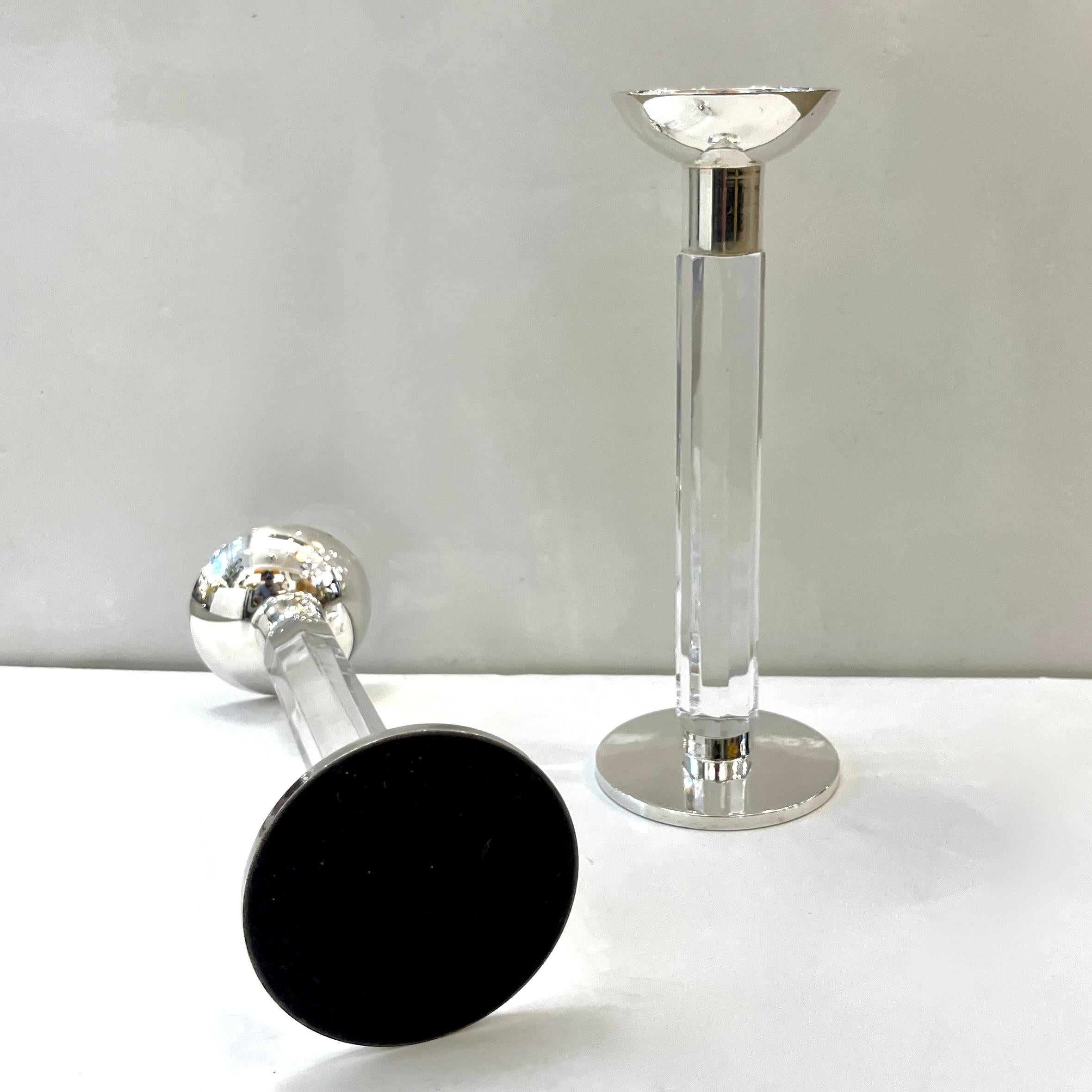 Una straordinaria e rara coppia di candelieri modernisti francesi degli anni '70, con eleganti colonne di cristallo ottagonali montate su basi cromate lucide. La forma geometrica e le linee pulite evidenziano uno stile minimalista ma lussuoso, con