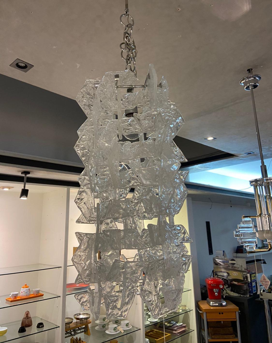 1970s Mid-Century Modern Frosted Murano Glass Chandelier by Mazzega In Excellent Condition For Sale In Aci Castello, IT