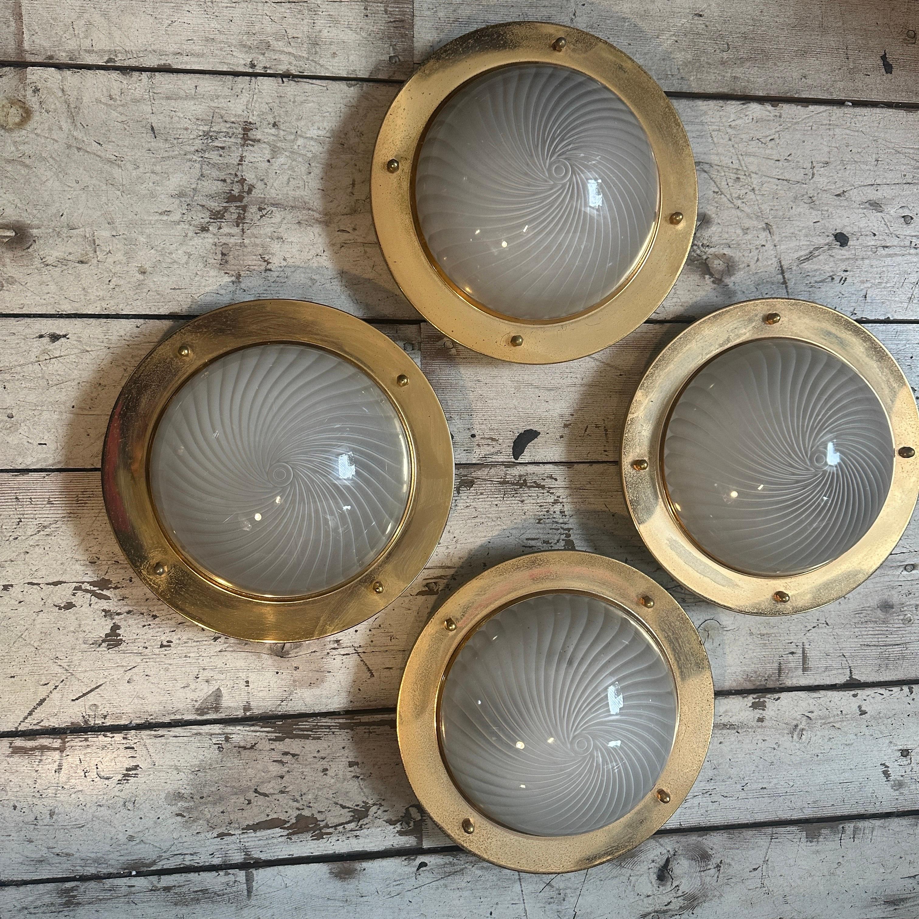 1970er Jahre Mitte des Jahrhunderts Modern Vergoldetes Metall und Murano Glas Decke oder Wandleuchte (Italienisch) im Angebot