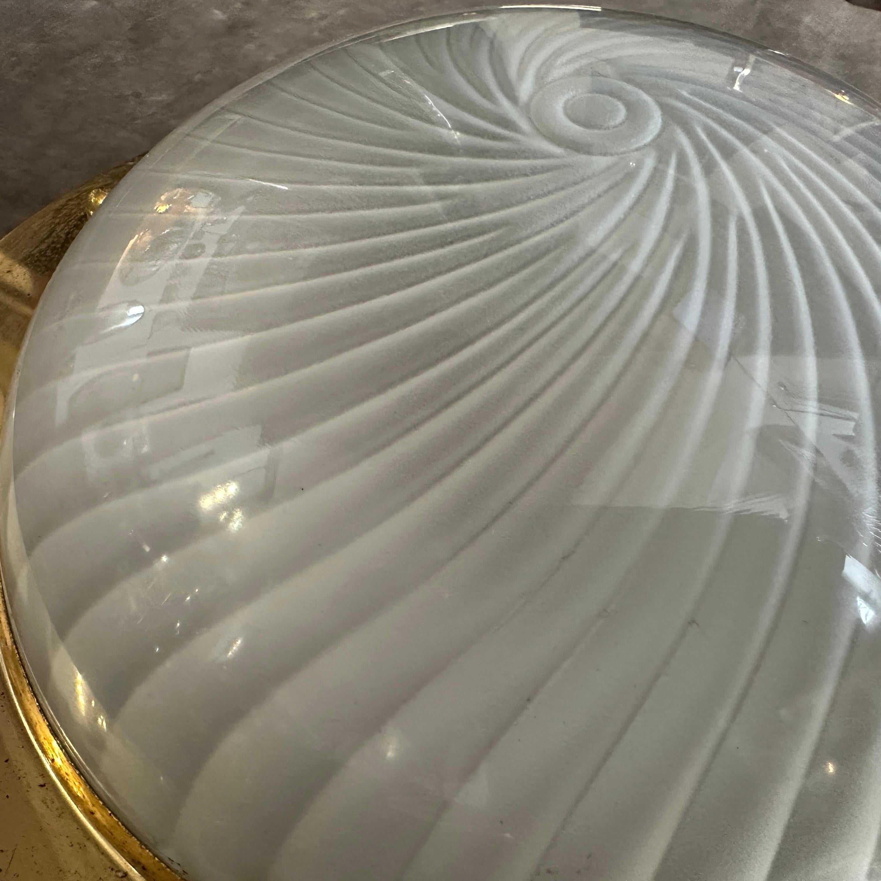 1970er Jahre Mitte des Jahrhunderts Modern Vergoldetes Metall und Murano Glas Decke oder Wandleuchte im Zustand „Gut“ im Angebot in Aci Castello, IT