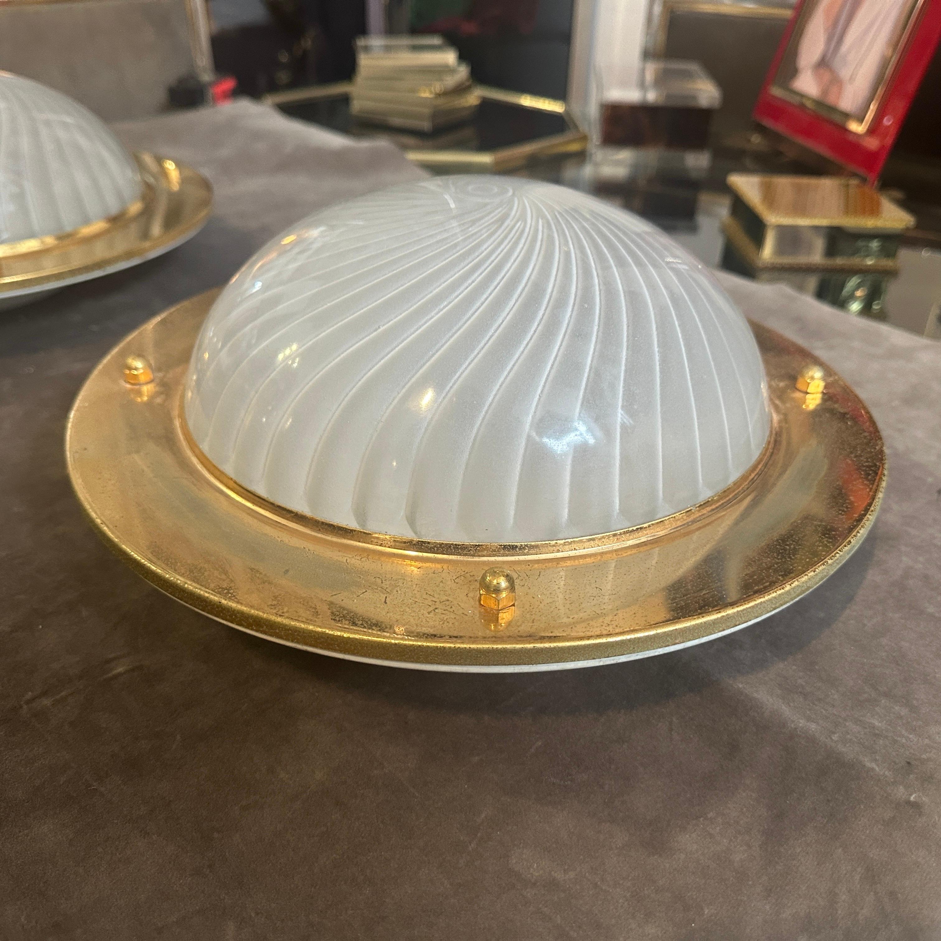 1970er Jahre Mitte des Jahrhunderts Modern Vergoldetes Metall und Murano Glas Decke oder Wandleuchte (20. Jahrhundert) im Angebot