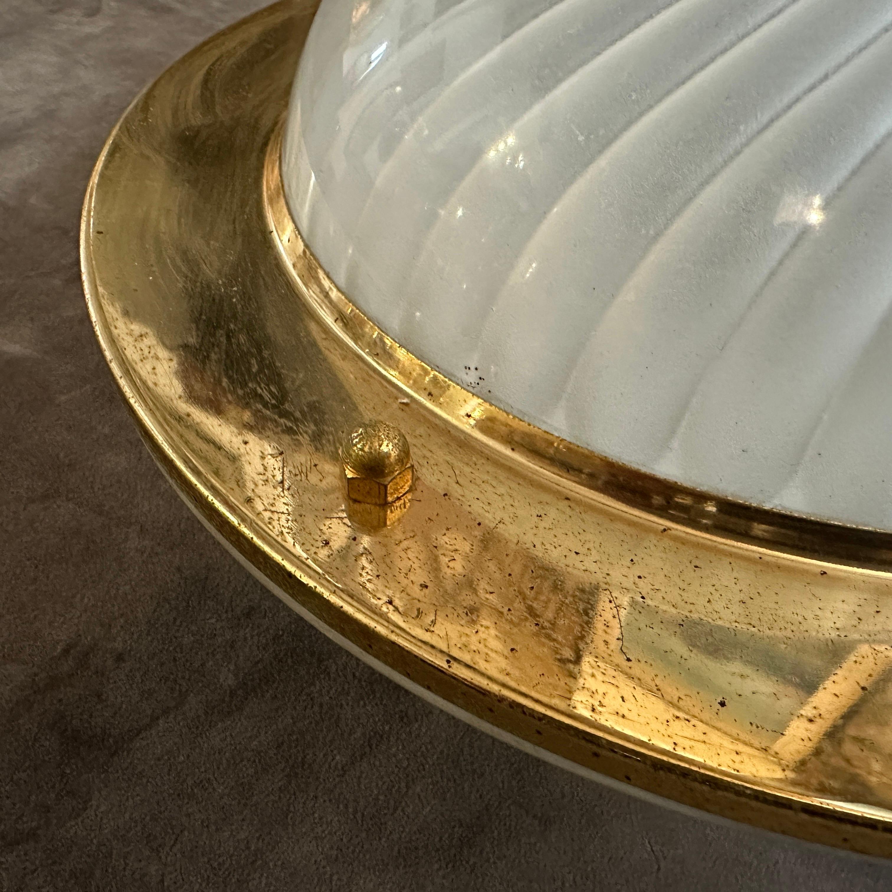 1970er Jahre Mitte des Jahrhunderts Modern Vergoldetes Metall und Murano Glas Decke oder Wandleuchte im Angebot 1