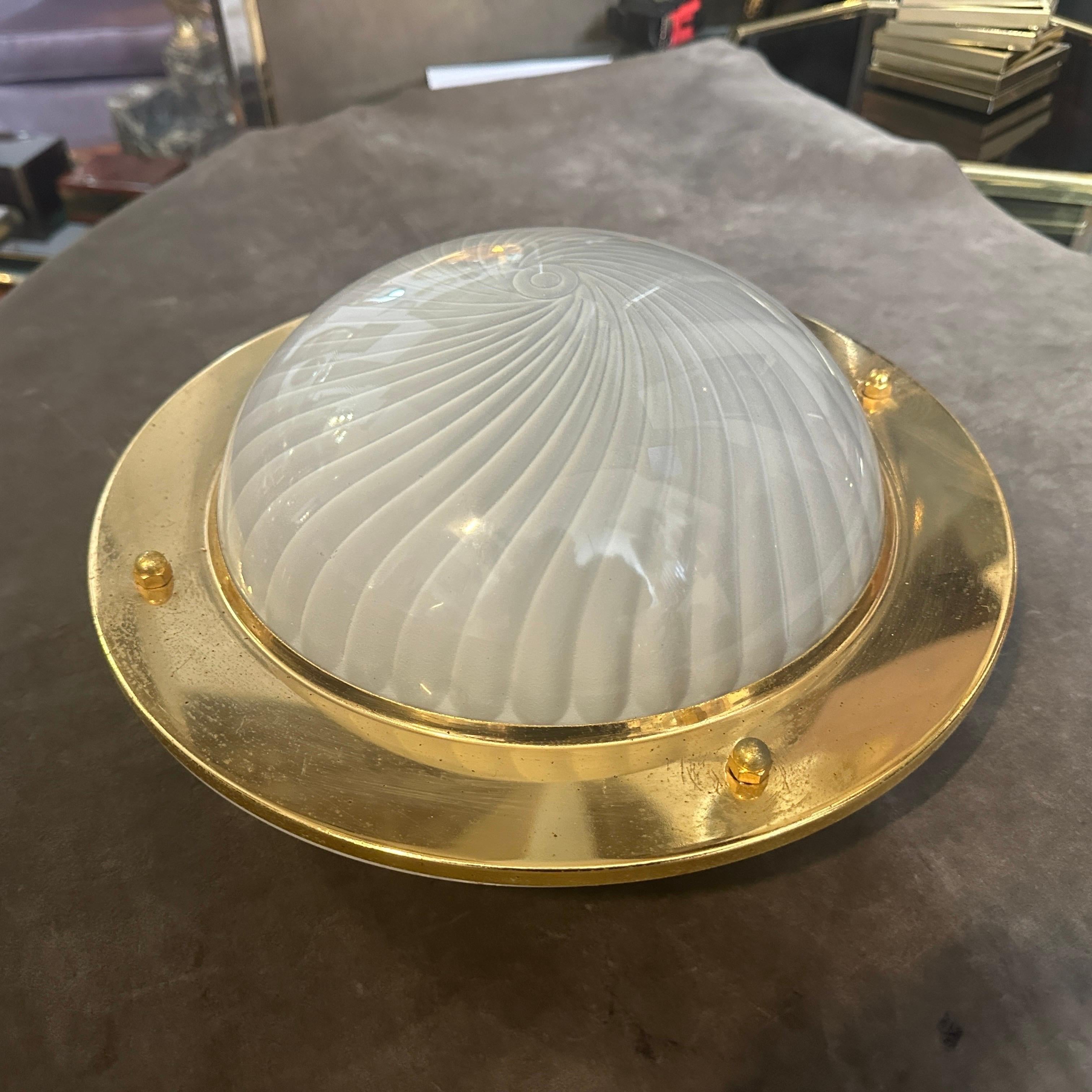 1970er Jahre Mitte des Jahrhunderts Modern Vergoldetes Metall und Murano Glas Decke oder Wandleuchte im Angebot 2