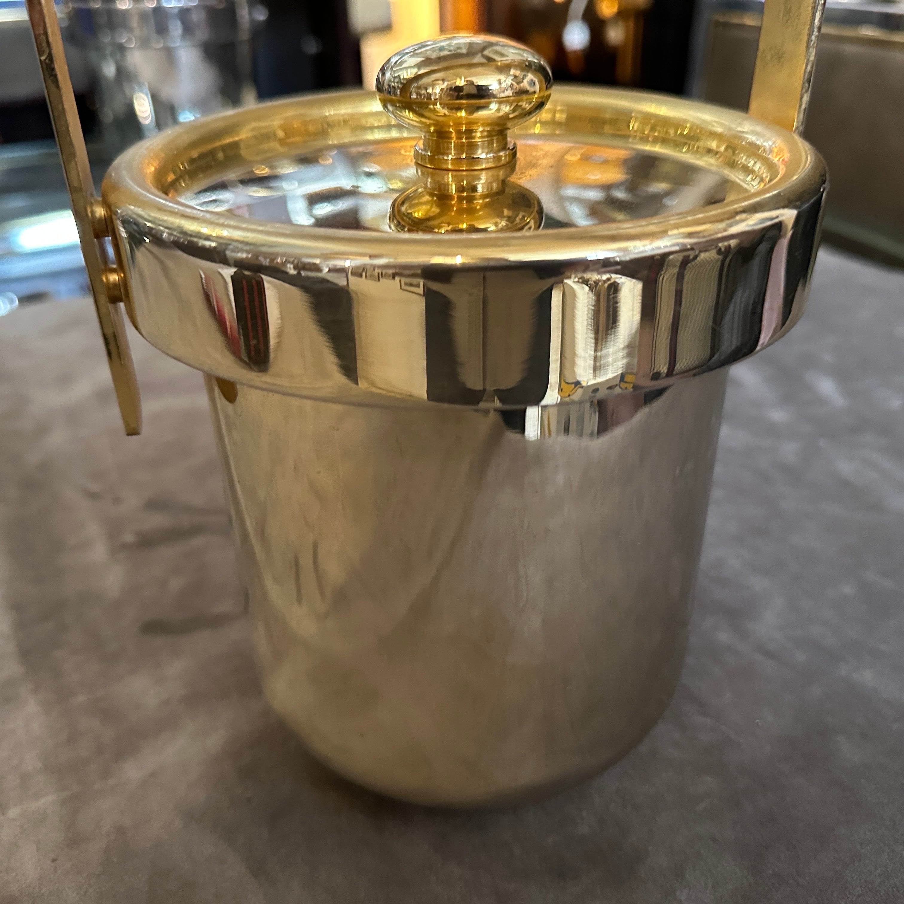 Il s'agit d'un seau à glace italien des années 1970, de style moderne du milieu du siècle, fabriqué en métal doré. Le seau présente une forme cylindrique élégante avec une finition polie de couleur or, reflétant l'amour de l'époque pour un design