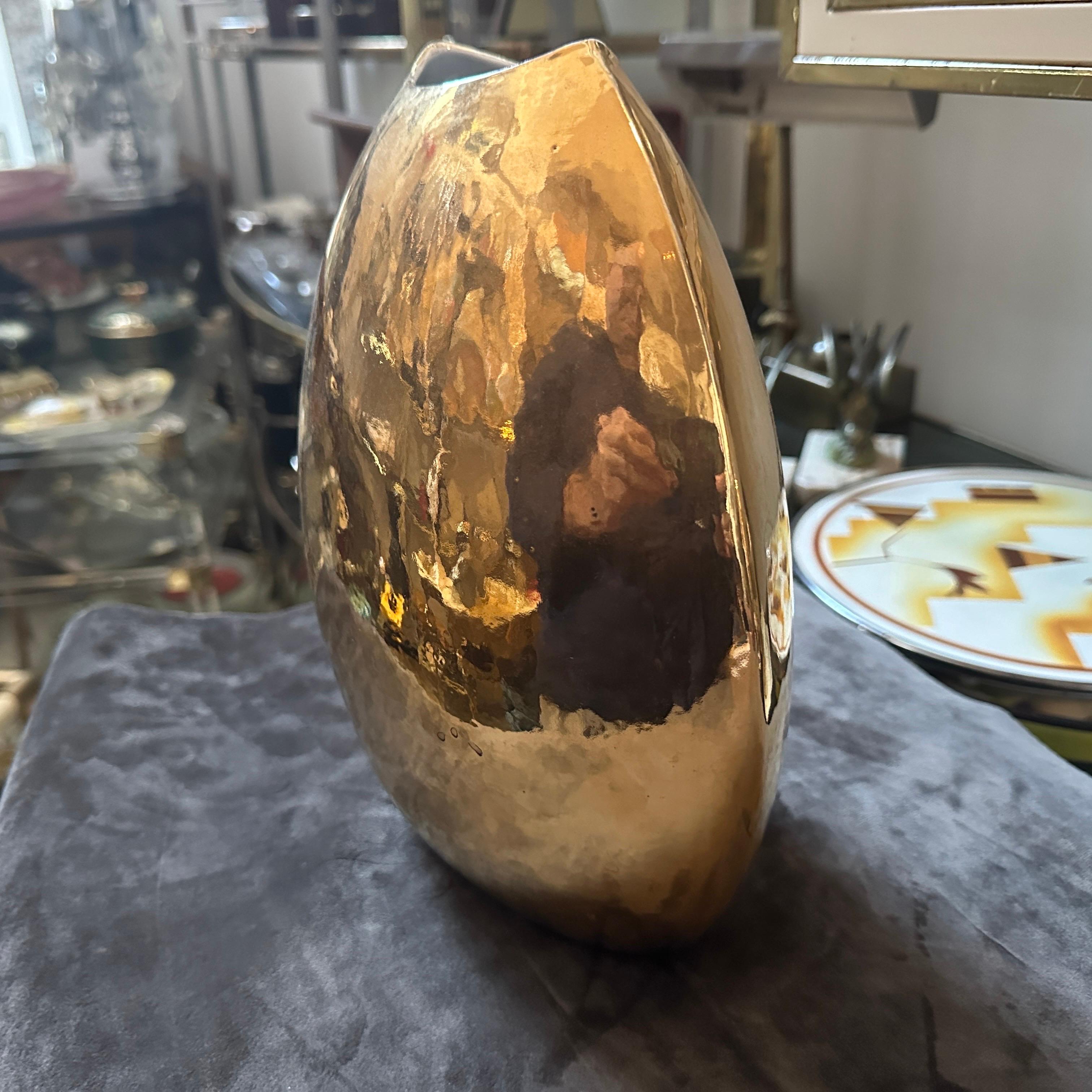 Questo è uno splendido esempio di arte ceramica italiana degli anni '70, un vaso in porcellana splendidamente scolpito e riccamente rifinito dai rinomati artigiani di Nove San Marco. Il pezzo cattura lo stile sontuoso ed espressivo dell'epoca con