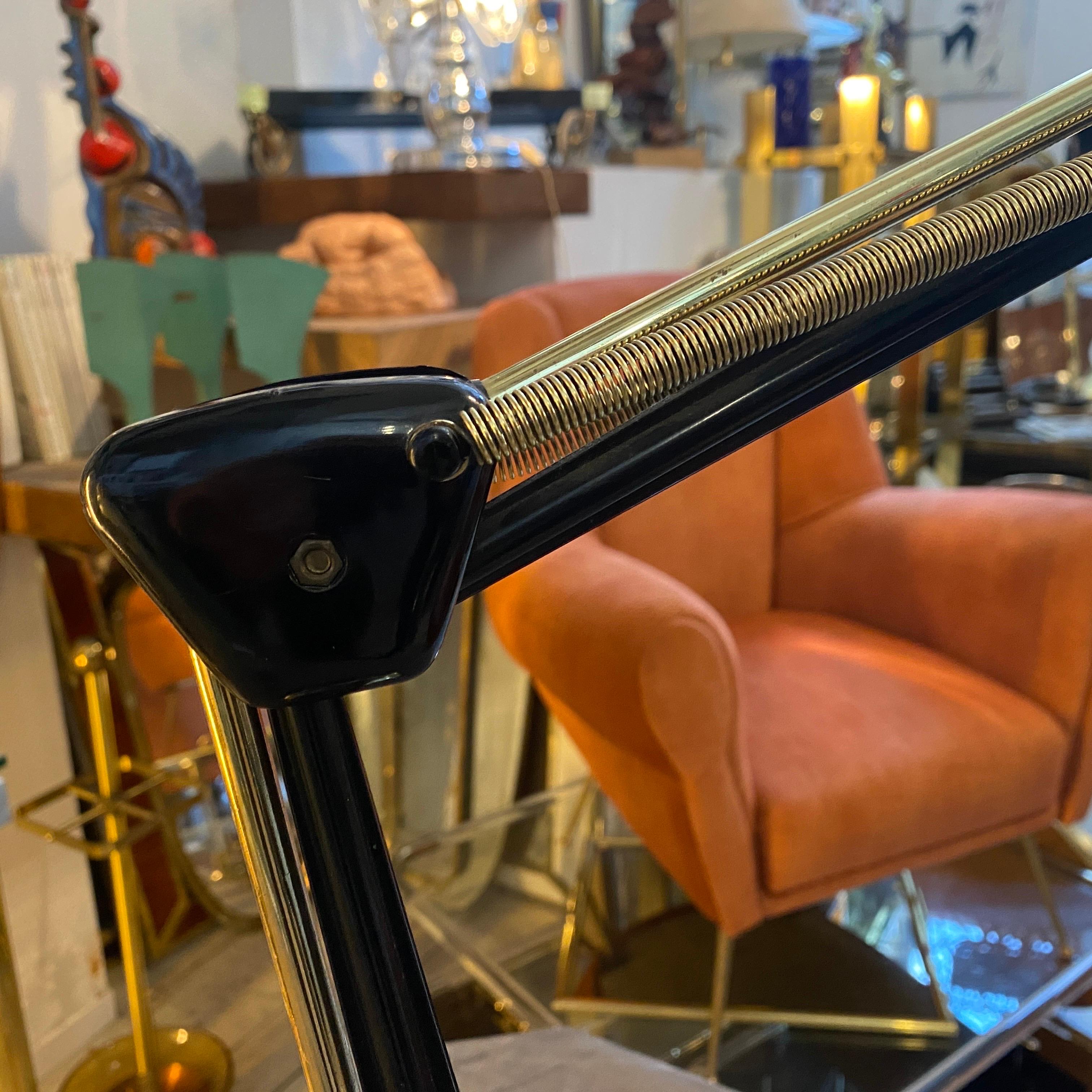 Métal 1970 Mid-Century Modern Gilt Metal Italian Adjustable Desk Lamp (lampe de bureau ajustable) en vente