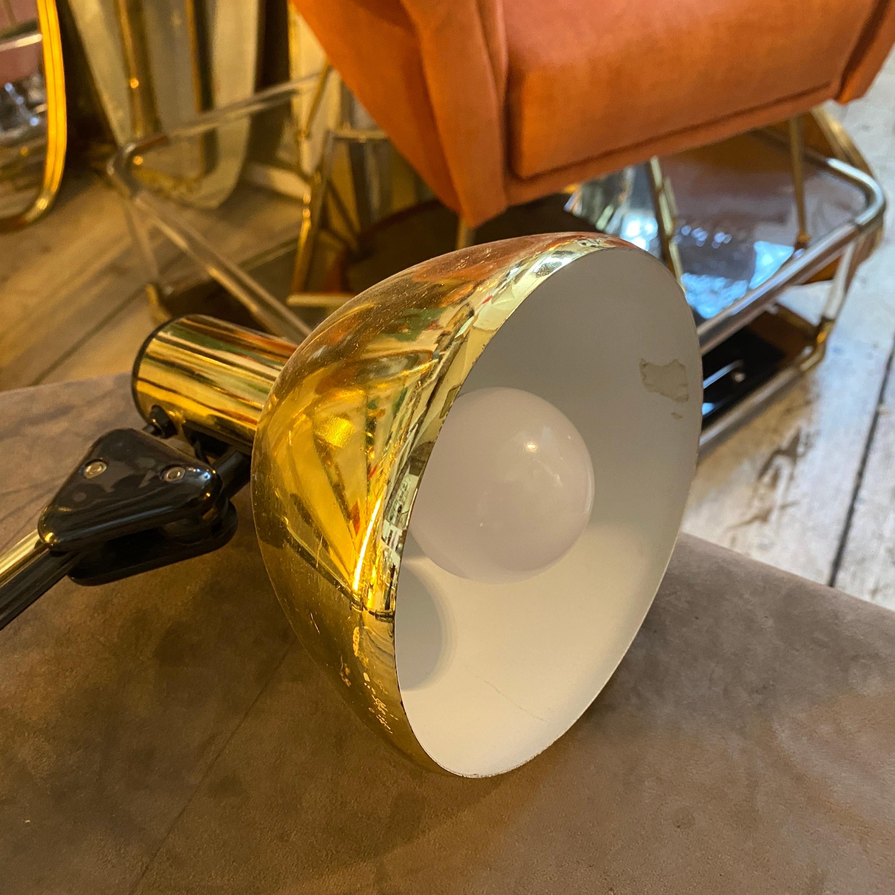 1970 Mid-Century Modern Gilt Metal Italian Adjustable Desk Lamp (lampe de bureau ajustable) en vente 3