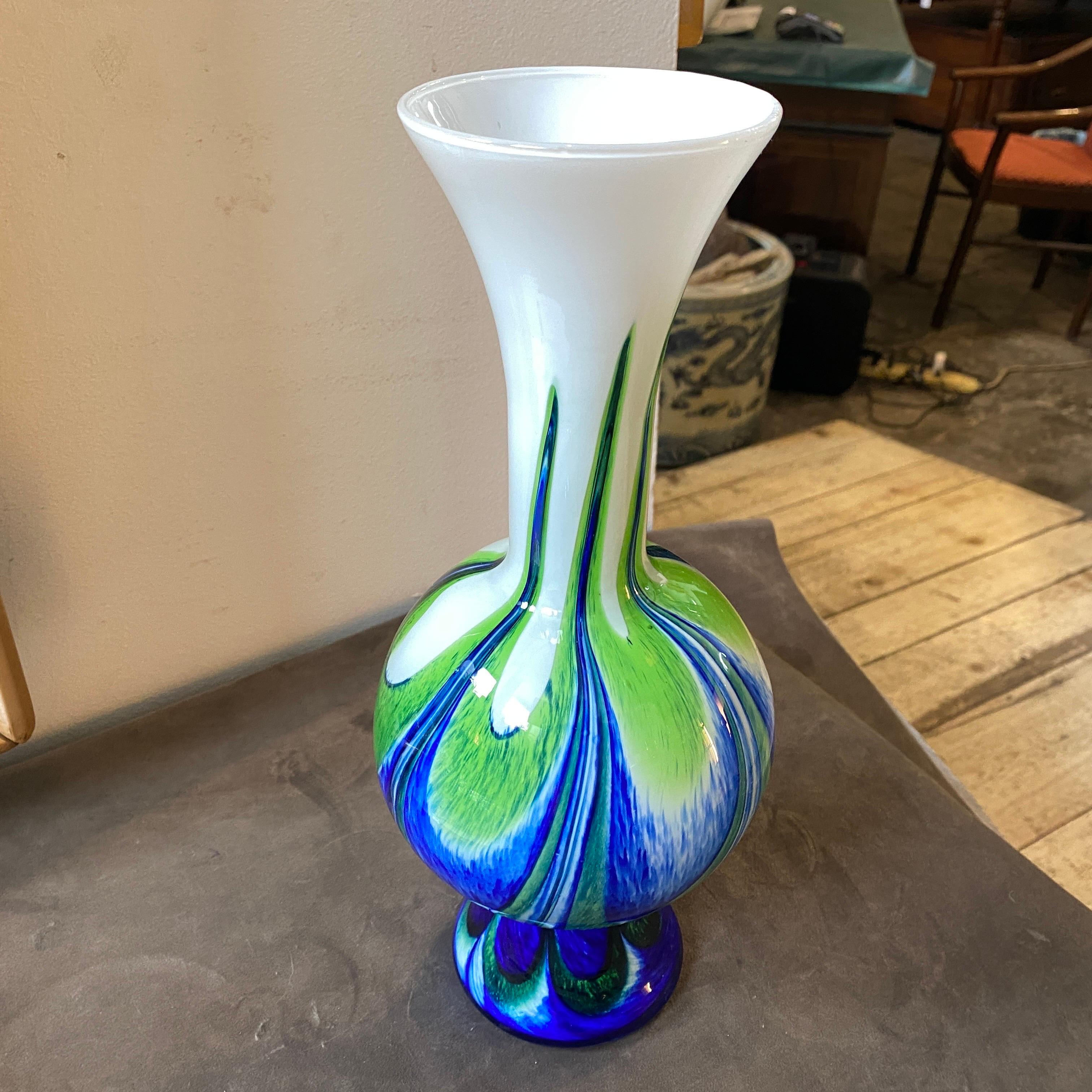 Un rare vase en verre opalin bleu et vert fabriqué en Italie dans les années 70 par Opaline Florence. Chaque vase est différent des autres. Le vase est en parfait état.