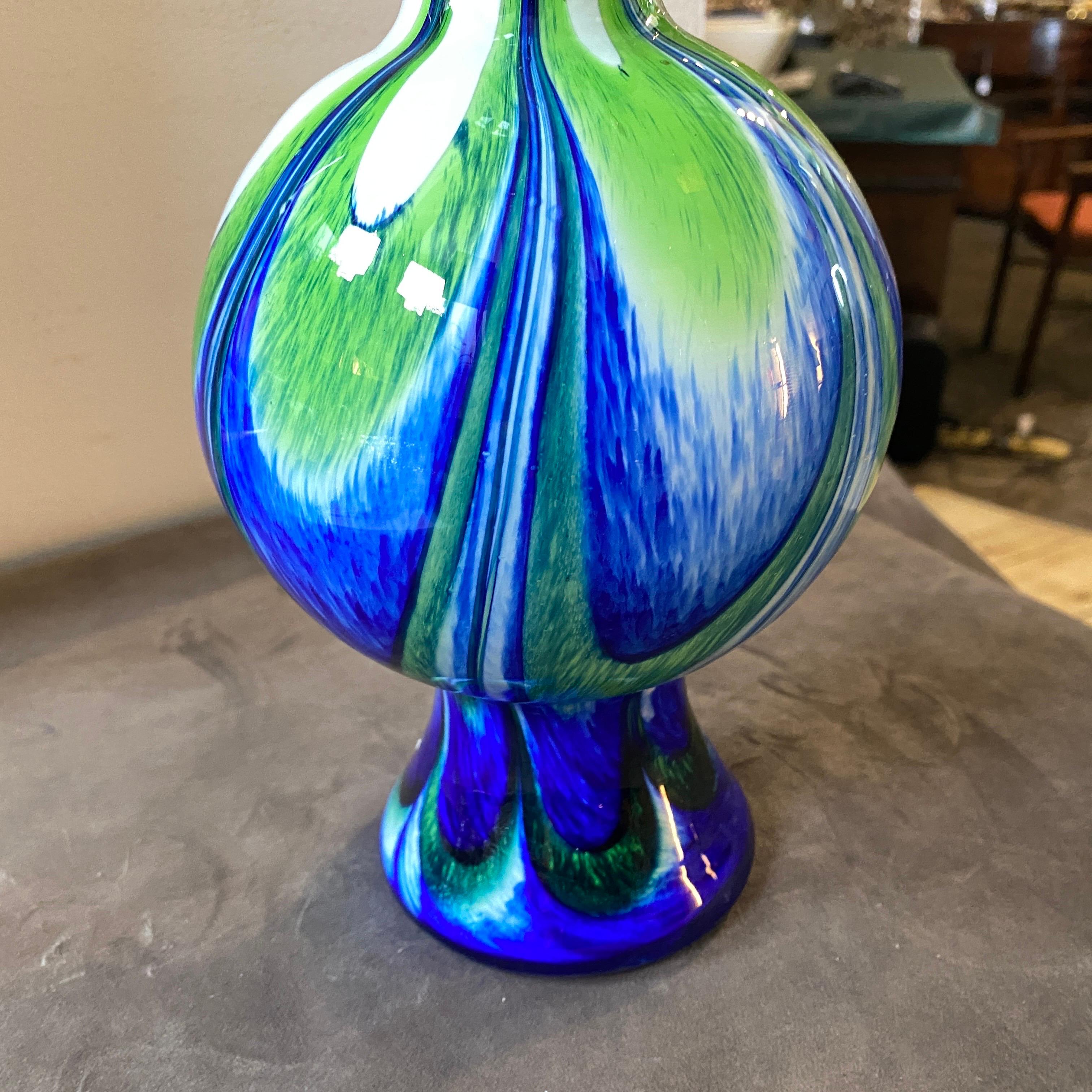 Fait main Vase italien en verre moderne du milieu du siècle dernier des années 1970 dans le style de Carlo Moretti en vente