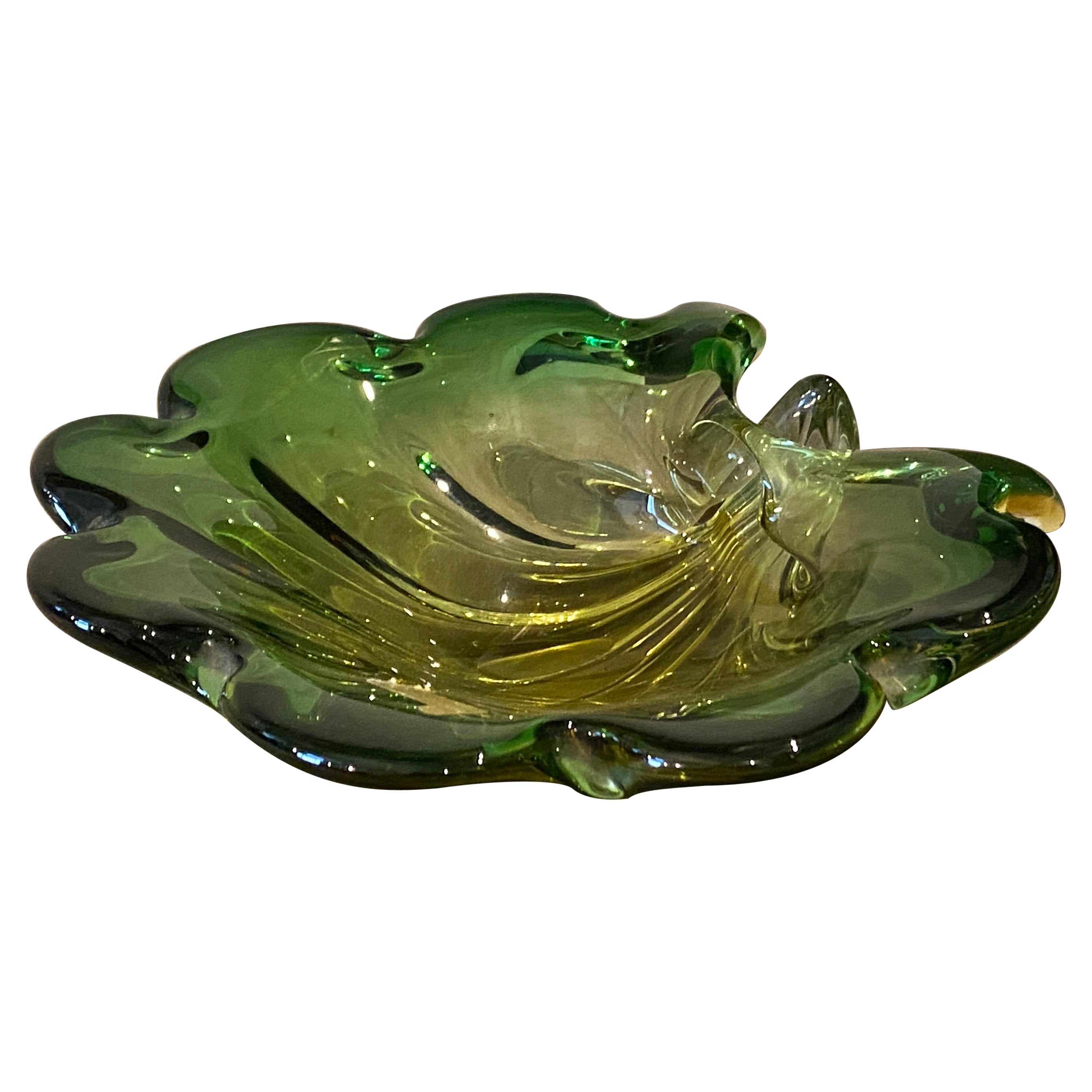 Cuenco de cristal de murano sommerso verde y amarillo, diseñado y fabricado en Italia por Seguso en los años setenta. El artículo está en perfecto estado y se puede utilizar también como cenicero. El cristal de Murano Sommerso es una técnica de