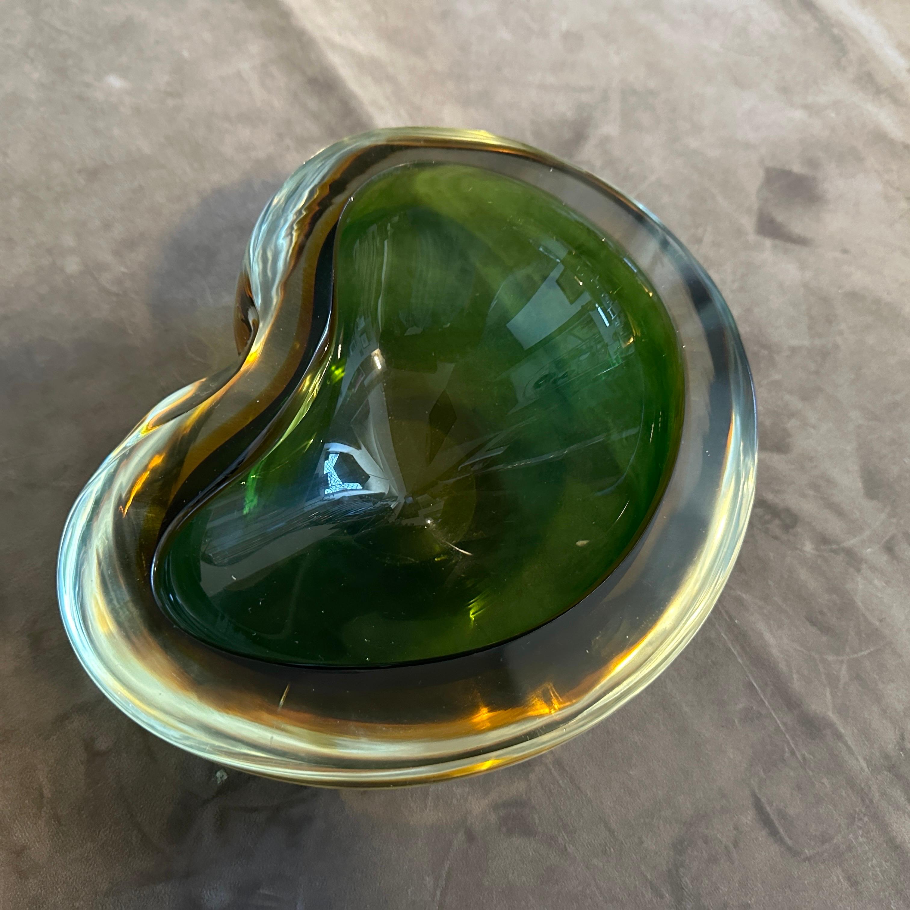 Ciotola in vetro di Murano Glass Sommerso verde e giallo della metà del secolo scorso di Seguso in vendita 4