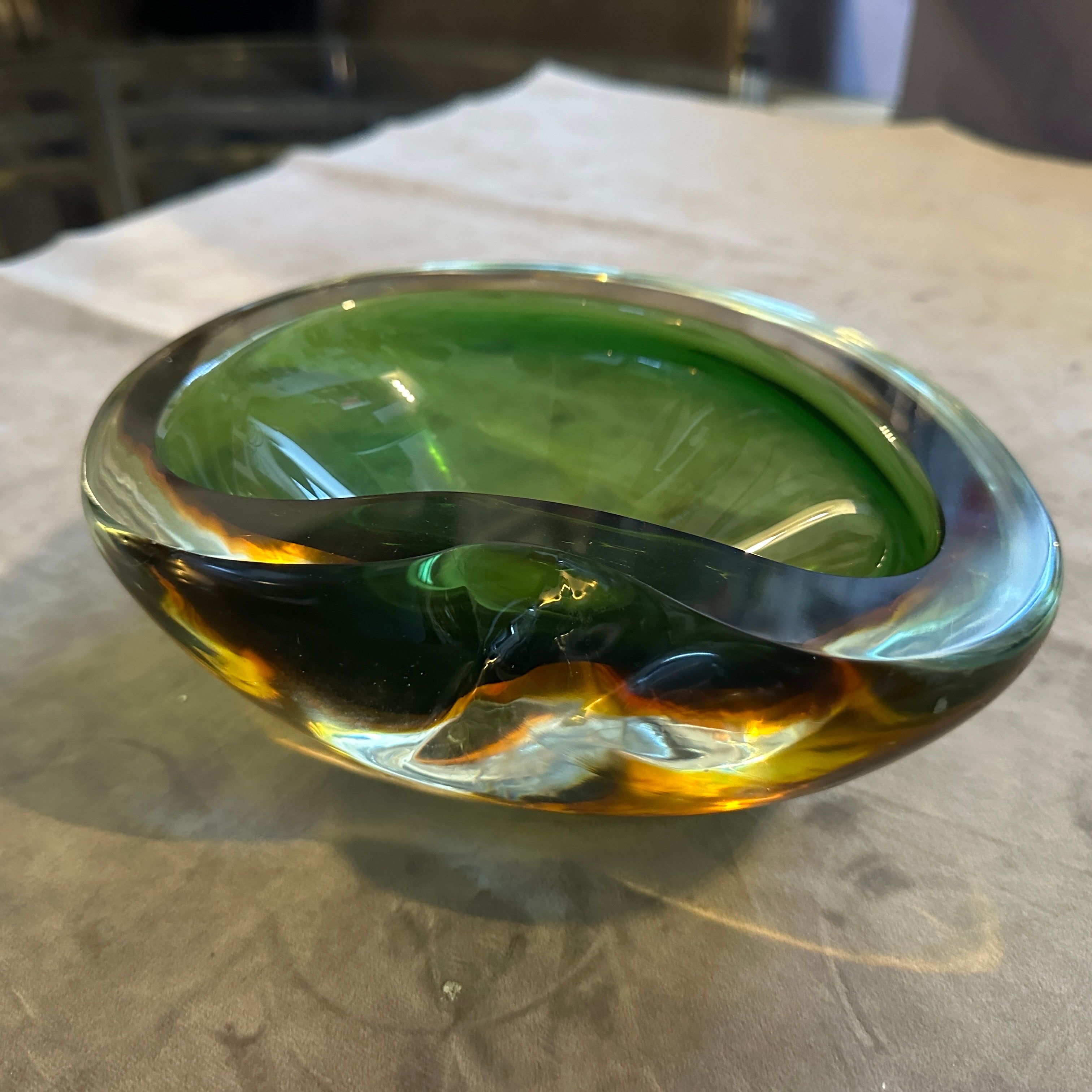Ciotola di Murano Glass Sommerso verde e giallo di metà secolo 1970 disegnata e prodotta da Seguso
Una ciotola pesante in vetro di Murano verde e giallo  progettato e prodotto a Venezia da Seguso negli anni '70, è in perfette condizioni. Questa