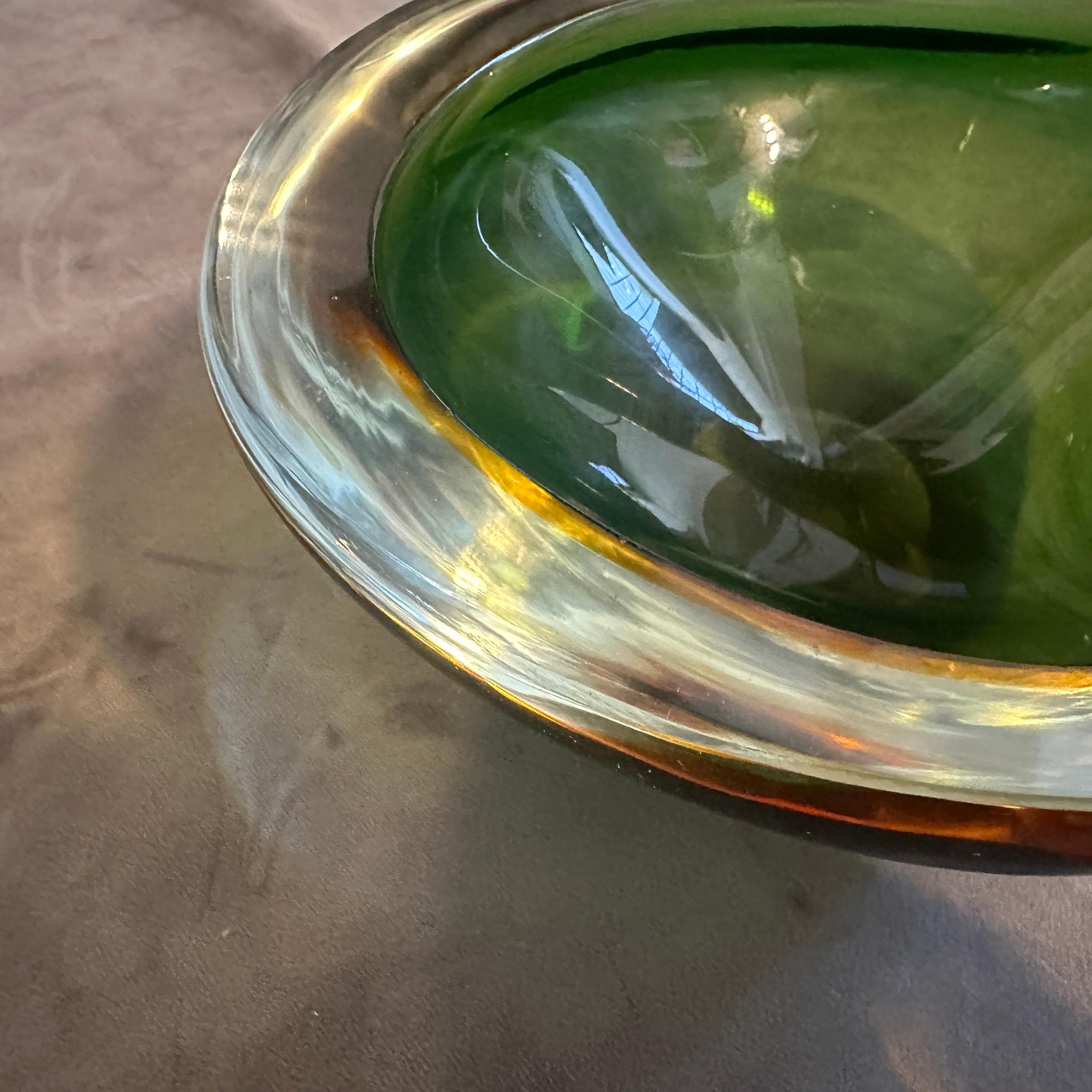 Mid-Century moderno Ciotola in vetro di Murano Glass Sommerso verde e giallo della metà del secolo scorso di Seguso in vendita