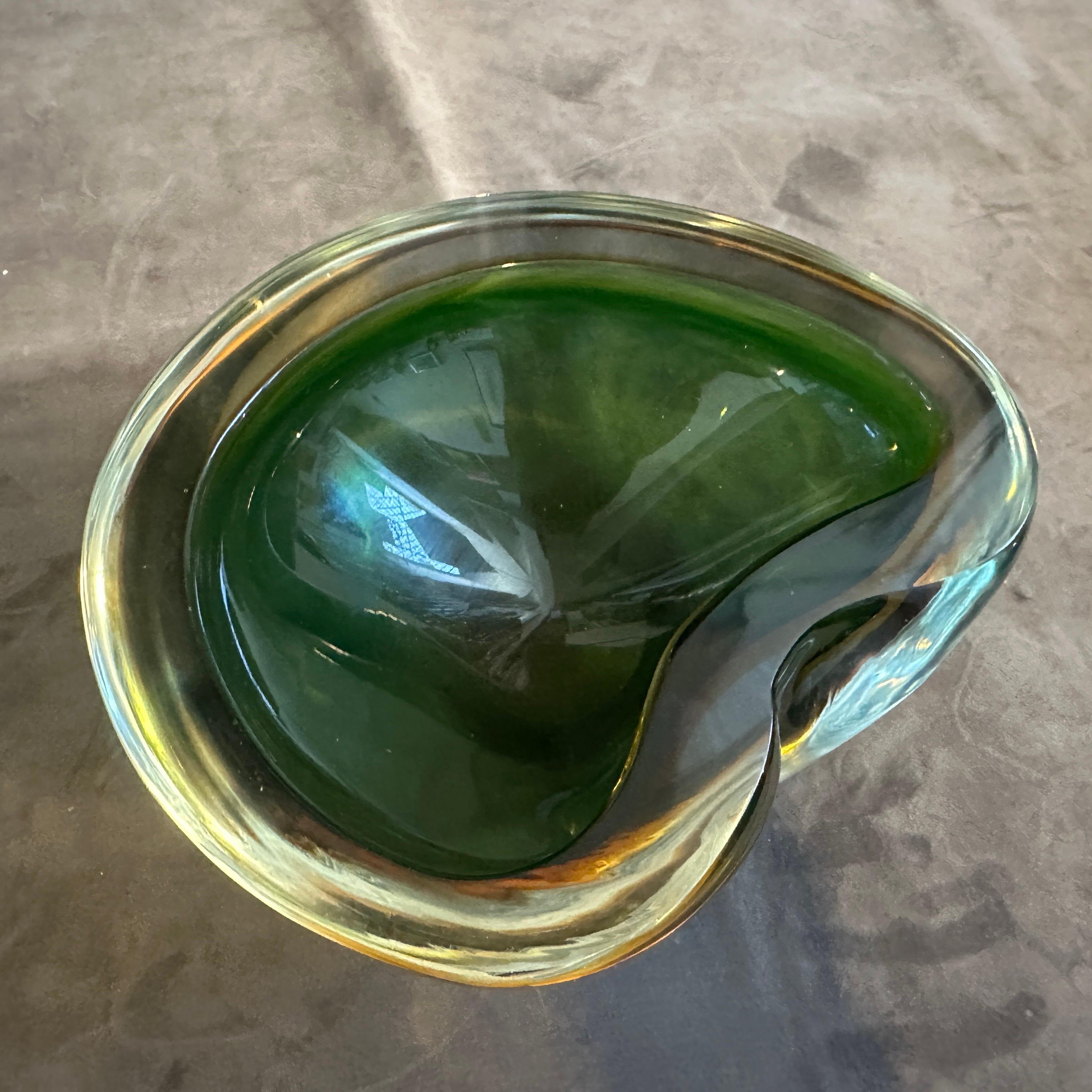Italiano Ciotola in vetro di Murano Glass Sommerso verde e giallo della metà del secolo scorso di Seguso in vendita