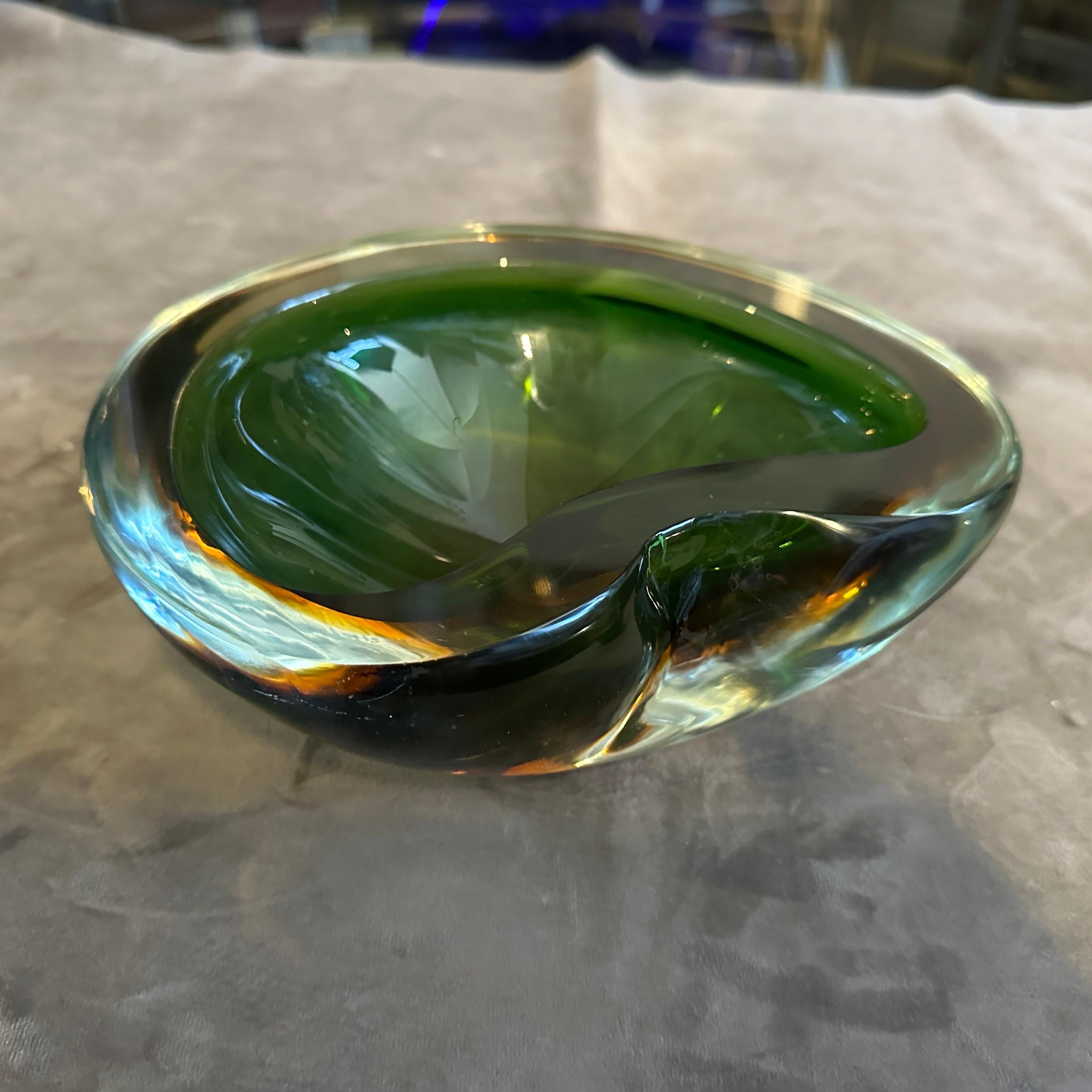 Fatto a mano Ciotola in vetro di Murano Glass Sommerso verde e giallo della metà del secolo scorso di Seguso in vendita