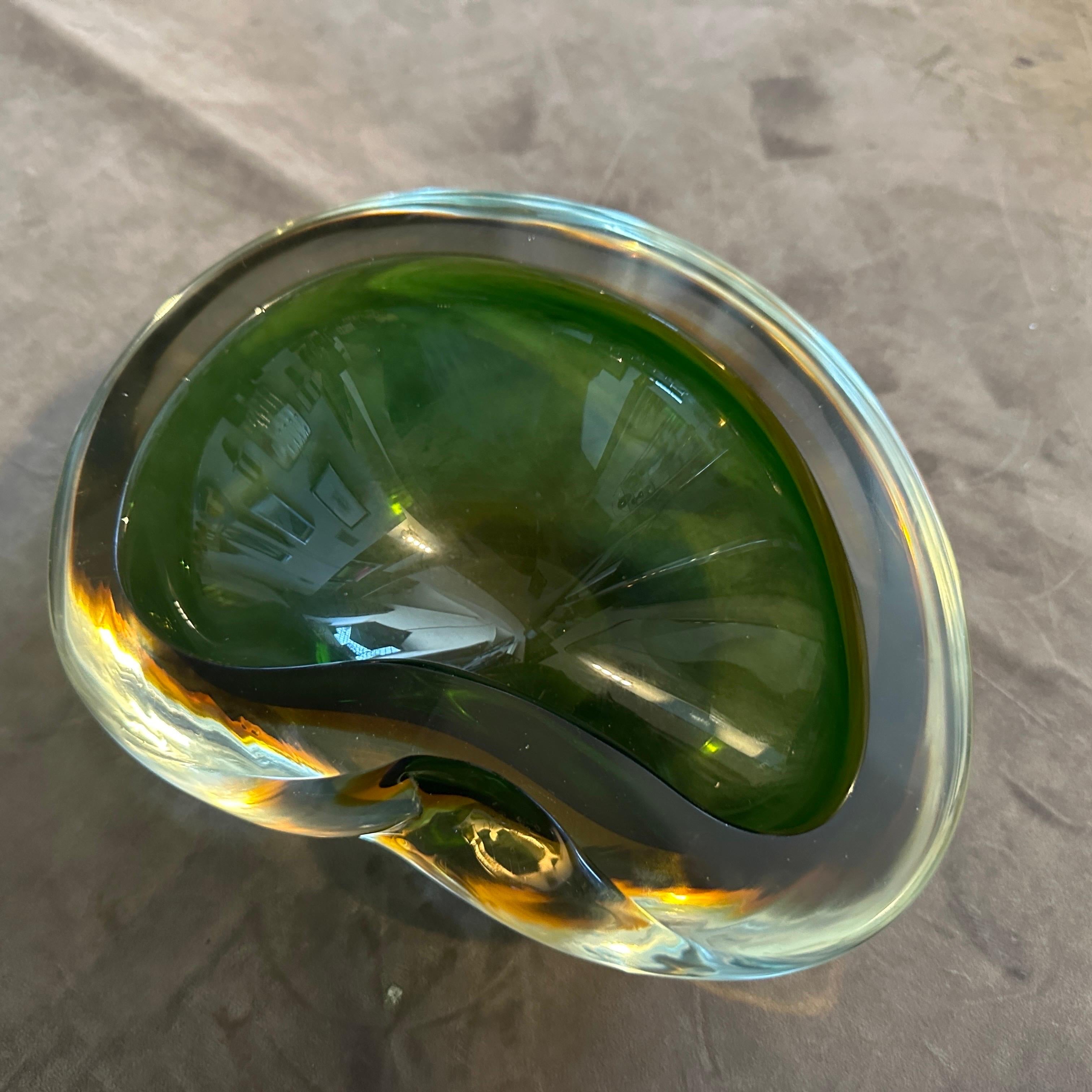XX secolo Ciotola in vetro di Murano Glass Sommerso verde e giallo della metà del secolo scorso di Seguso in vendita