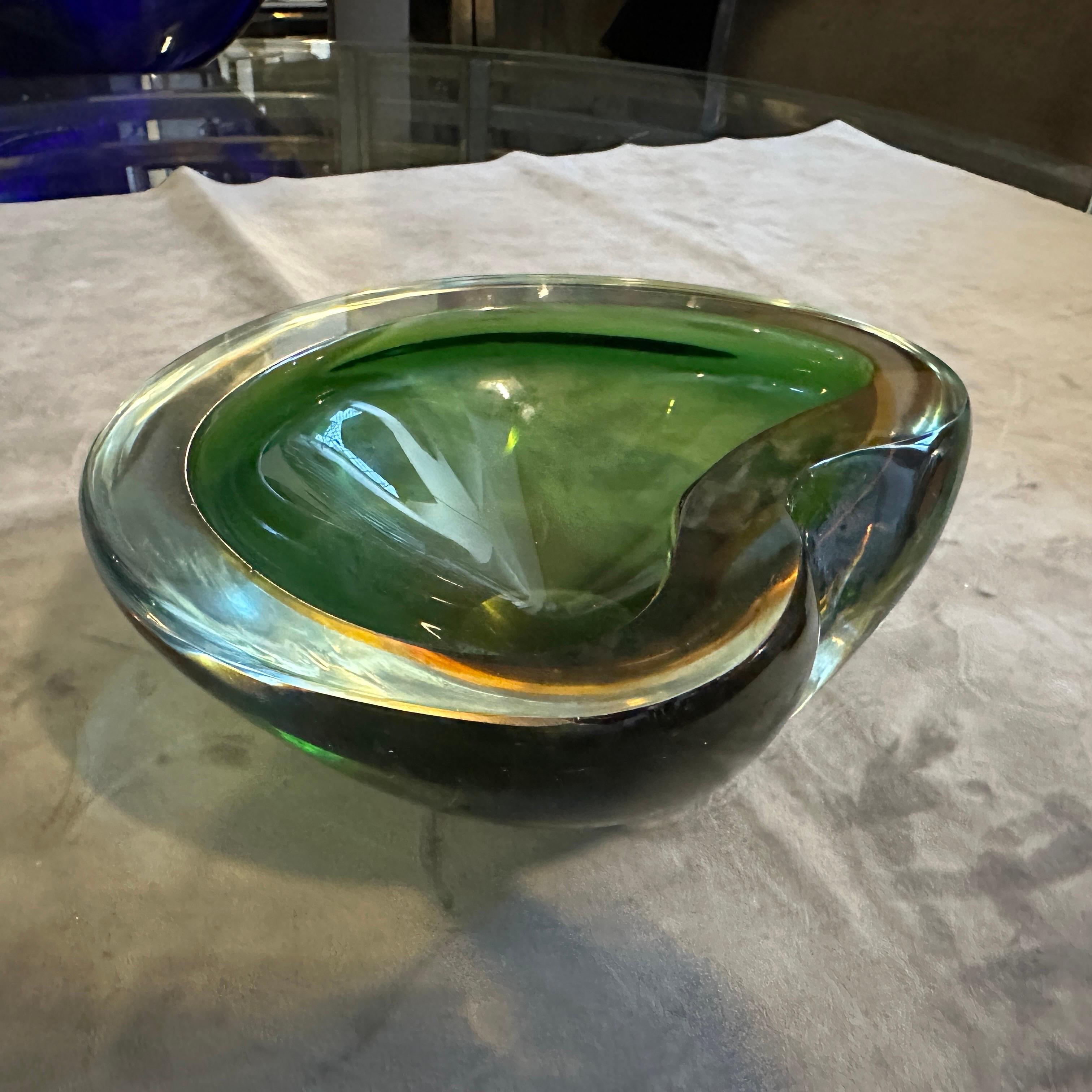 Vetro di Murano Ciotola in vetro di Murano Glass Sommerso verde e giallo della metà del secolo scorso di Seguso in vendita