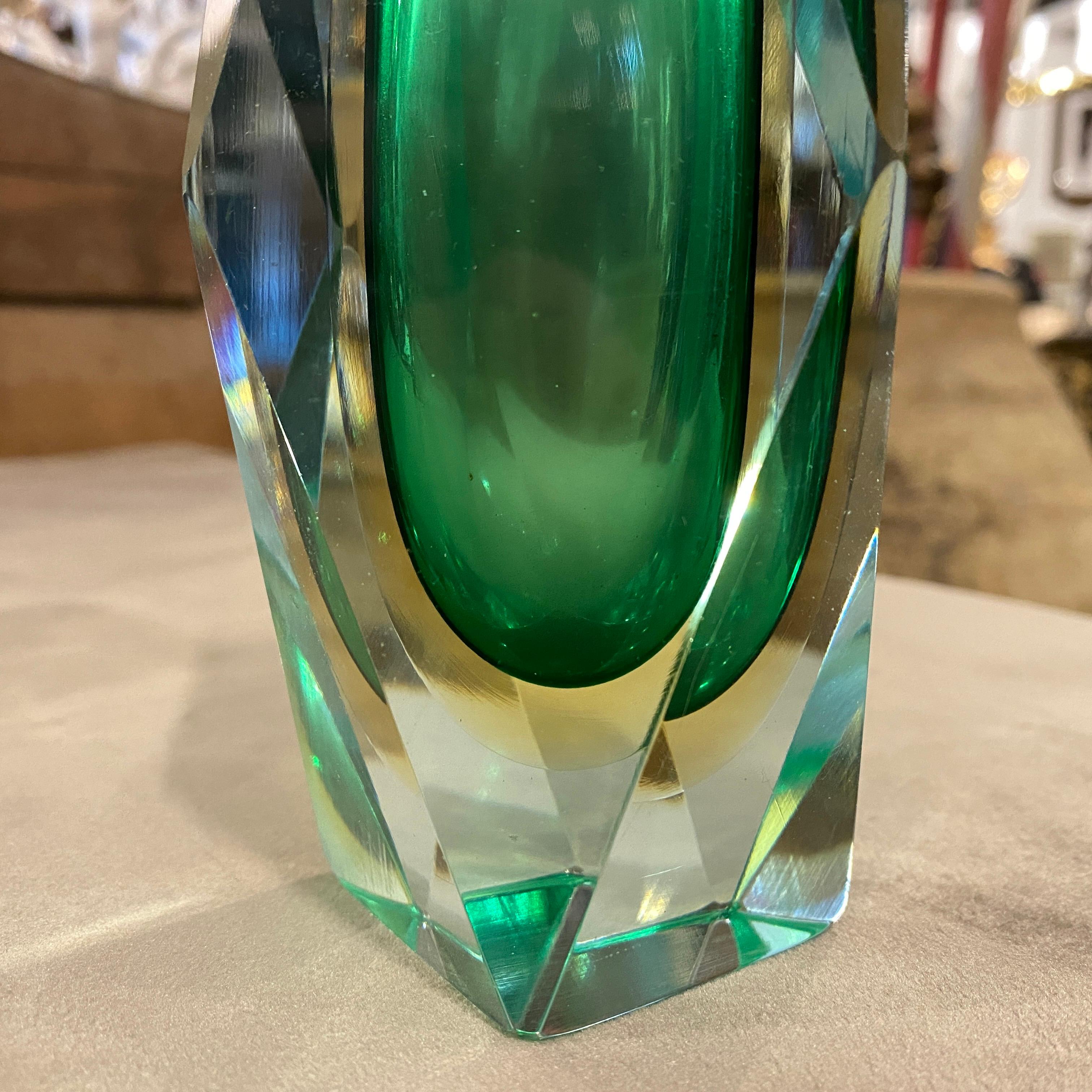 Fait main Vase en verre de Murano à facettes vertes des années 1970 de The Moderns Moderns par Seguso en vente