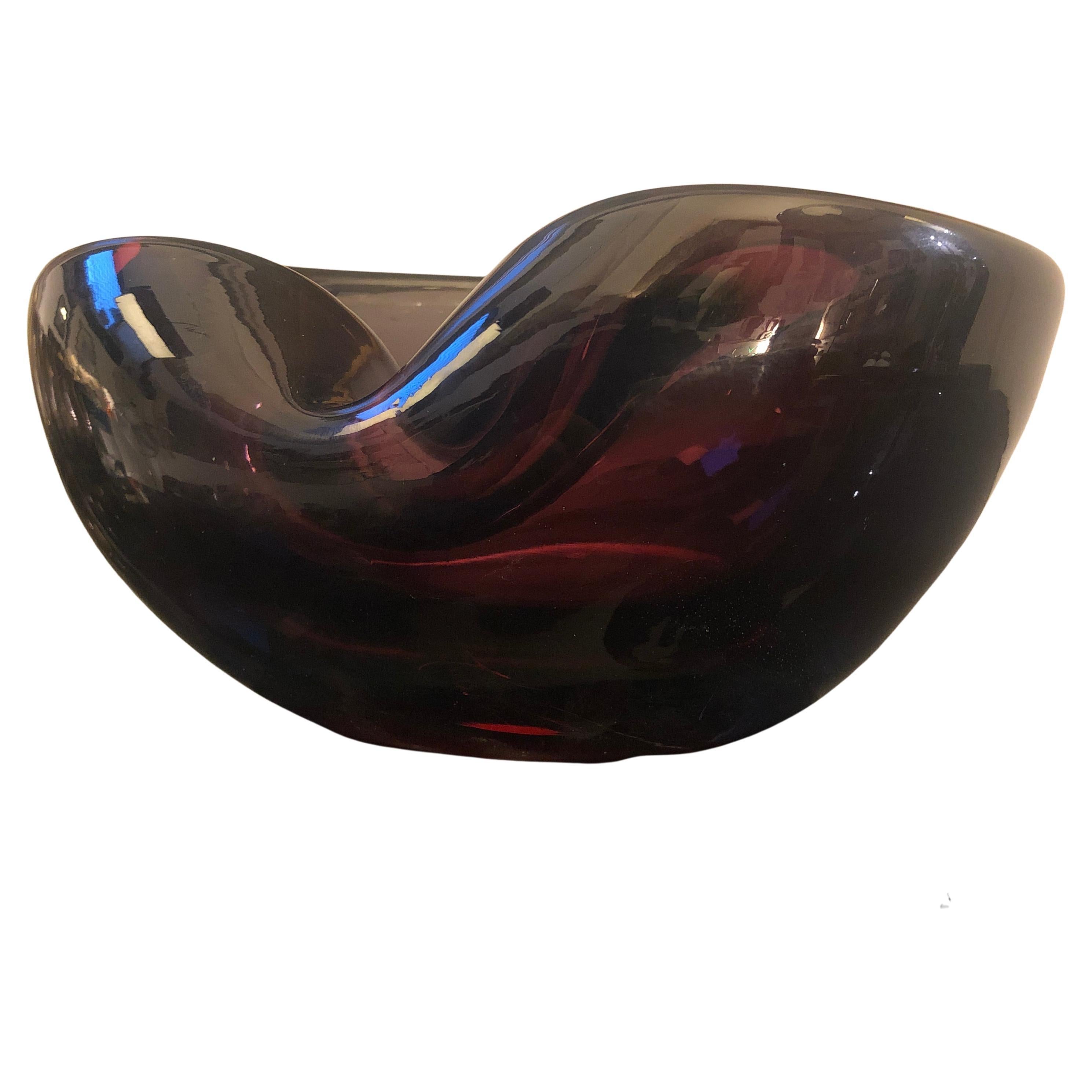 Una ciotola in vetro di Murano viola pesante  progettato e prodotto a Venezia da Seguso negli anni '70, è in perfette condizioni. Questo posacenere di Seguso è un esempio senza tempo dell'intersezione tra arte e funzionalità. Cattura lo spirito