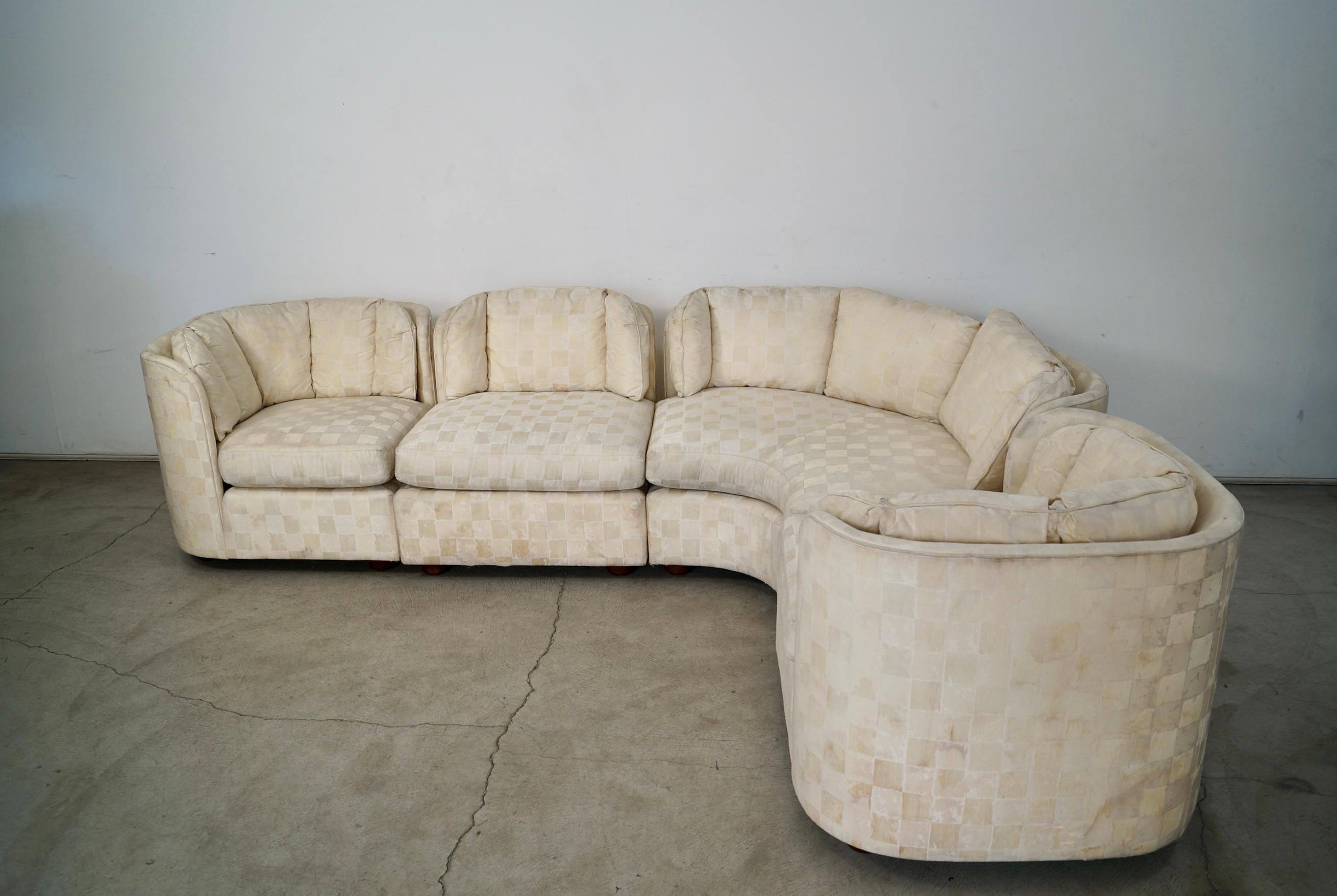 Canapé modulaire Vintage Midcentury Modern à vendre. Fabriqué par Henredon, et faisant partie de la série Folio 500. Il s'agit d'un sectionnel à quatre pièces avec deux fauteuils festonnés, un fauteuil sans accoudoir et une pièce d'angle incurvée.