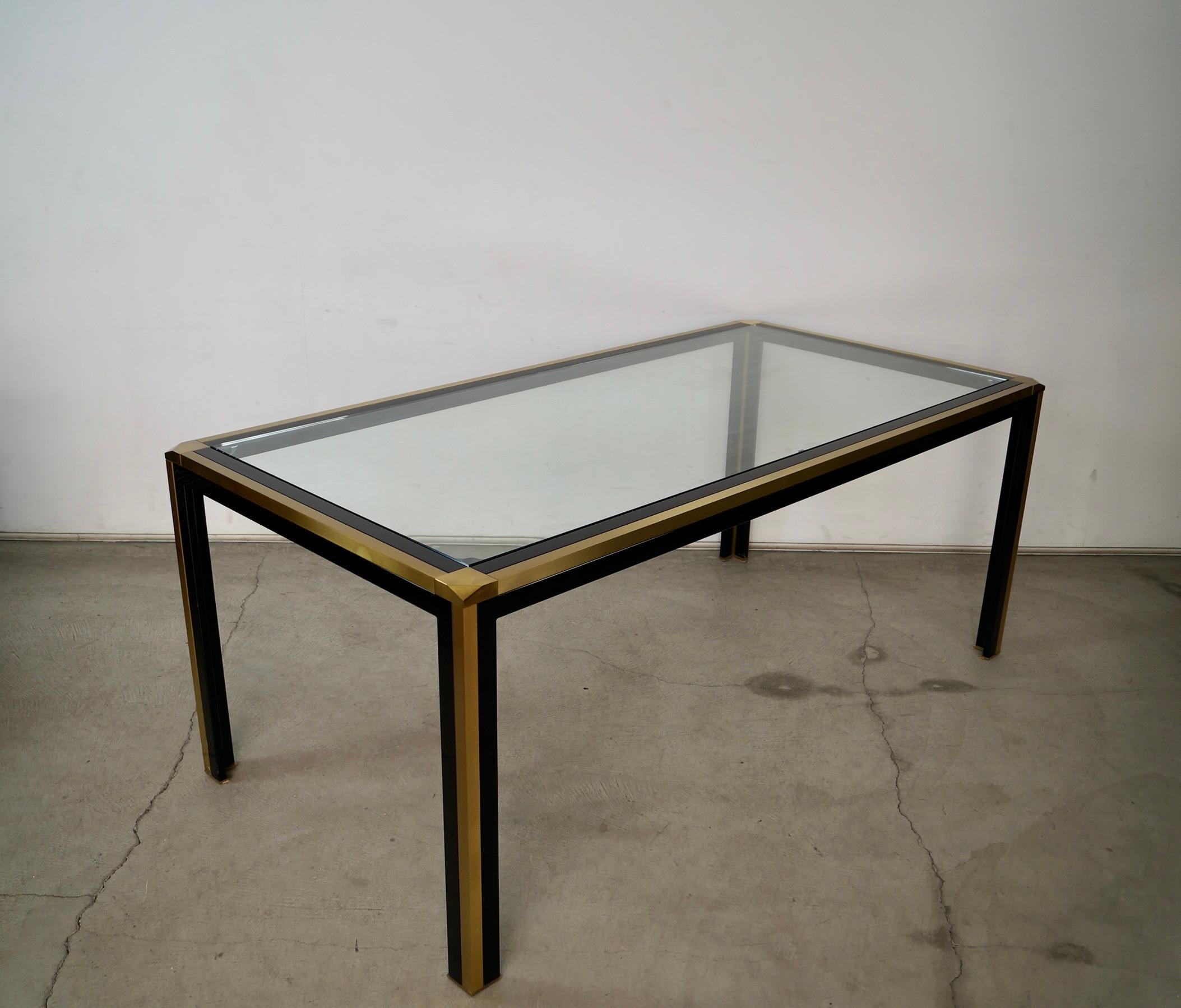Vintage Midcentury Modern Esstisch zu verkaufen. Schöner High-End-Esstisch in ausgezeichnetem Zustand. Der Rahmen ist aus schwarzem Metall, die Zierleisten aus Aluminium sind aus Messing. Es ist wirklich solide und gut gemacht und hat eine schöne