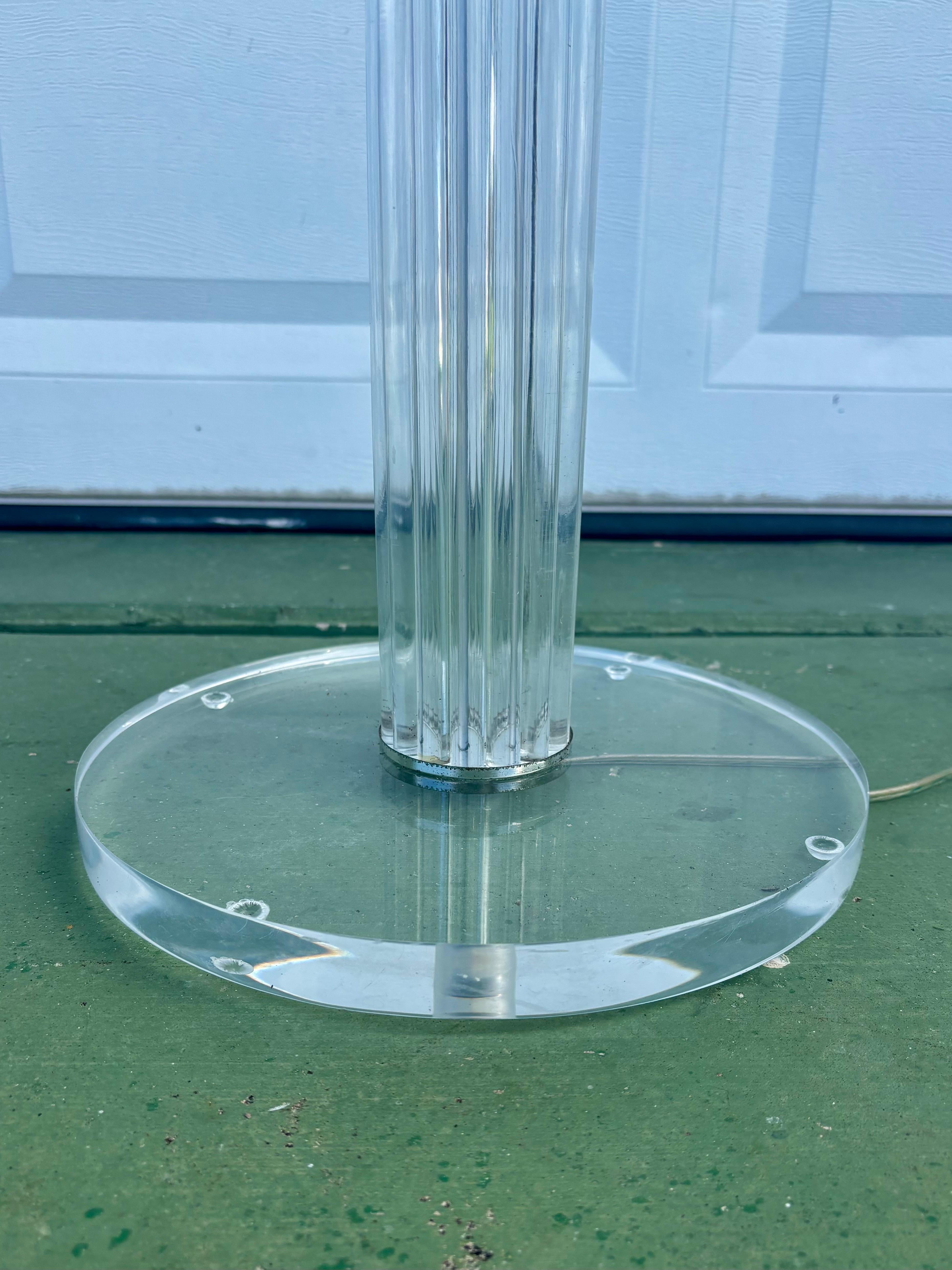 Lámpara de pie 1970 Mid Century Modern Hollywood Regency Rod Lucite and Chrome Moderno de mediados de siglo en venta