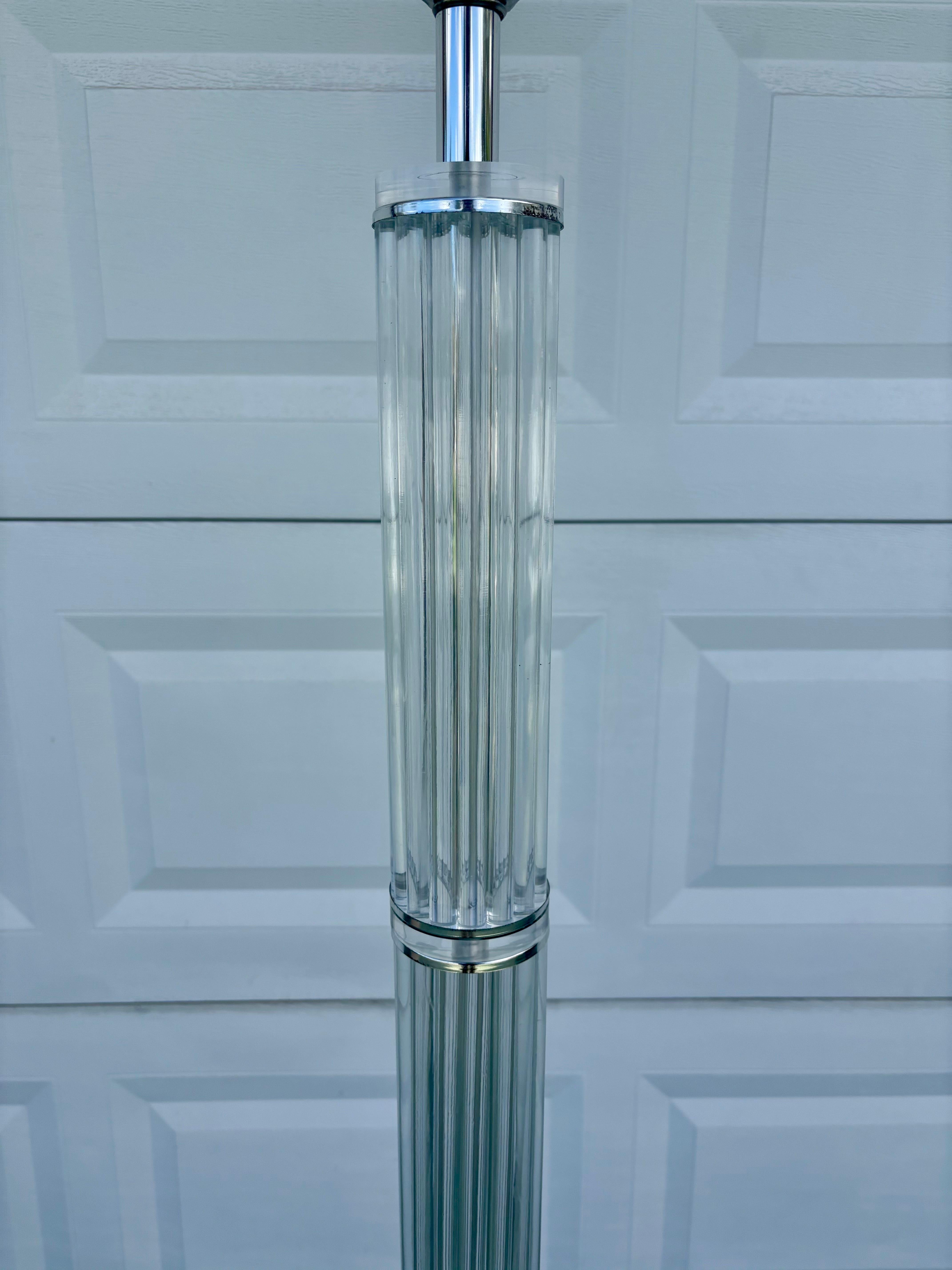 Lámpara de pie 1970 Mid Century Modern Hollywood Regency Rod Lucite and Chrome Estadounidense en venta
