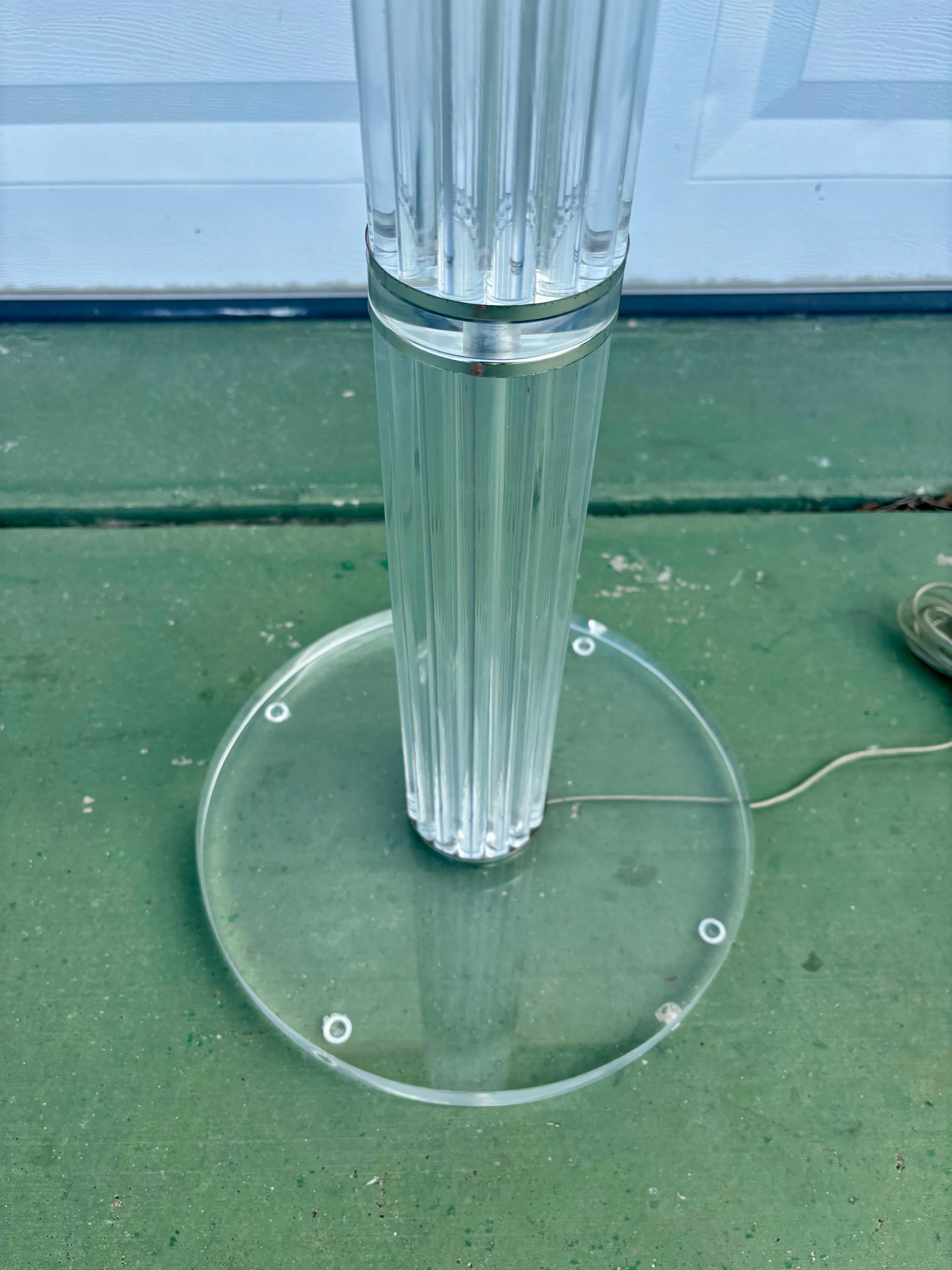 Lámpara de pie 1970 Mid Century Modern Hollywood Regency Rod Lucite and Chrome en Bueno estado para la venta en Boynton Beach, FL