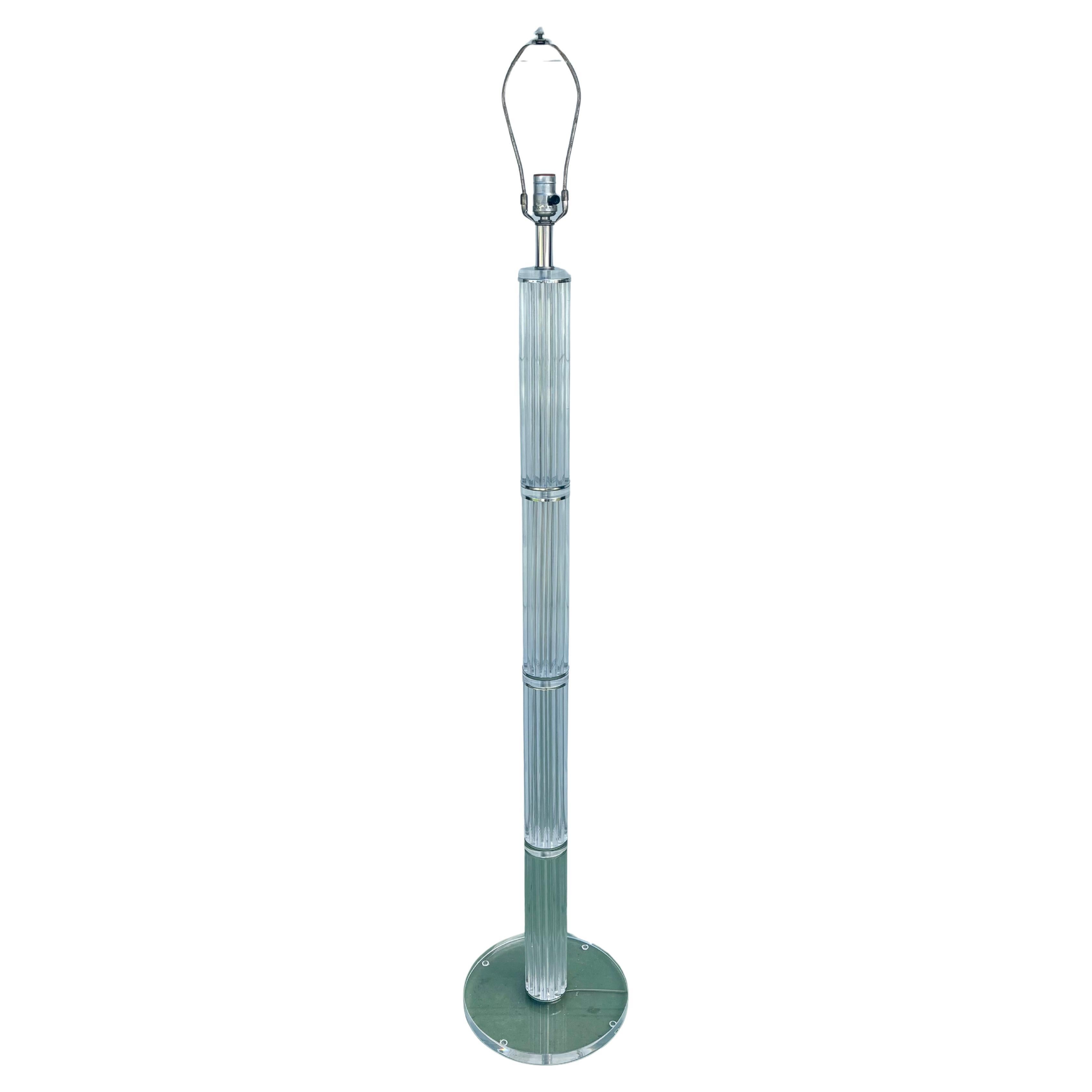 Lámpara de pie 1970 Mid Century Modern Hollywood Regency Rod Lucite and Chrome