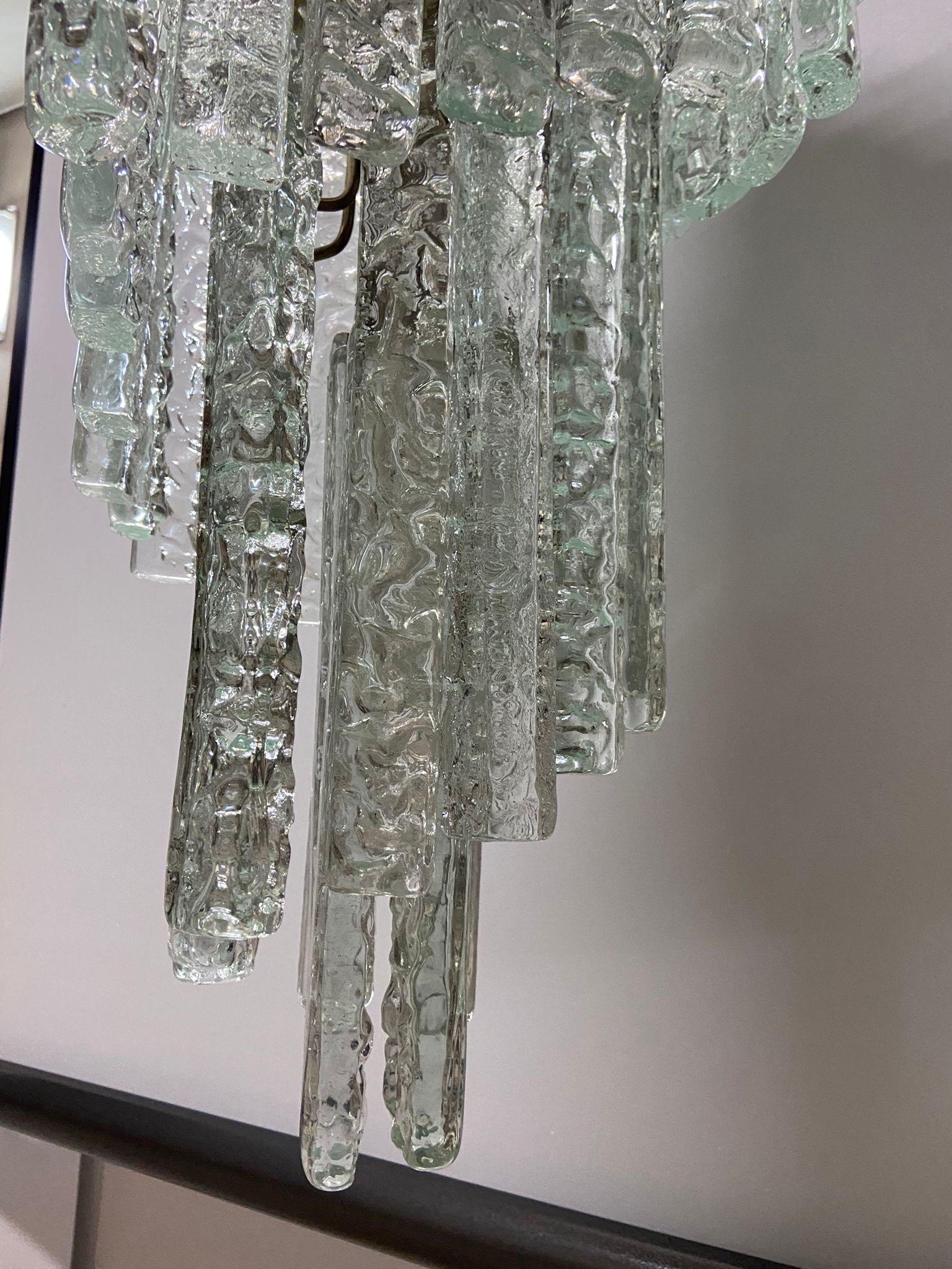 1970s Mid-Century Modern Ice effect Murano Glass Cascading Chandelier by Mazzega In Excellent Condition For Sale In Aci Castello, IT
