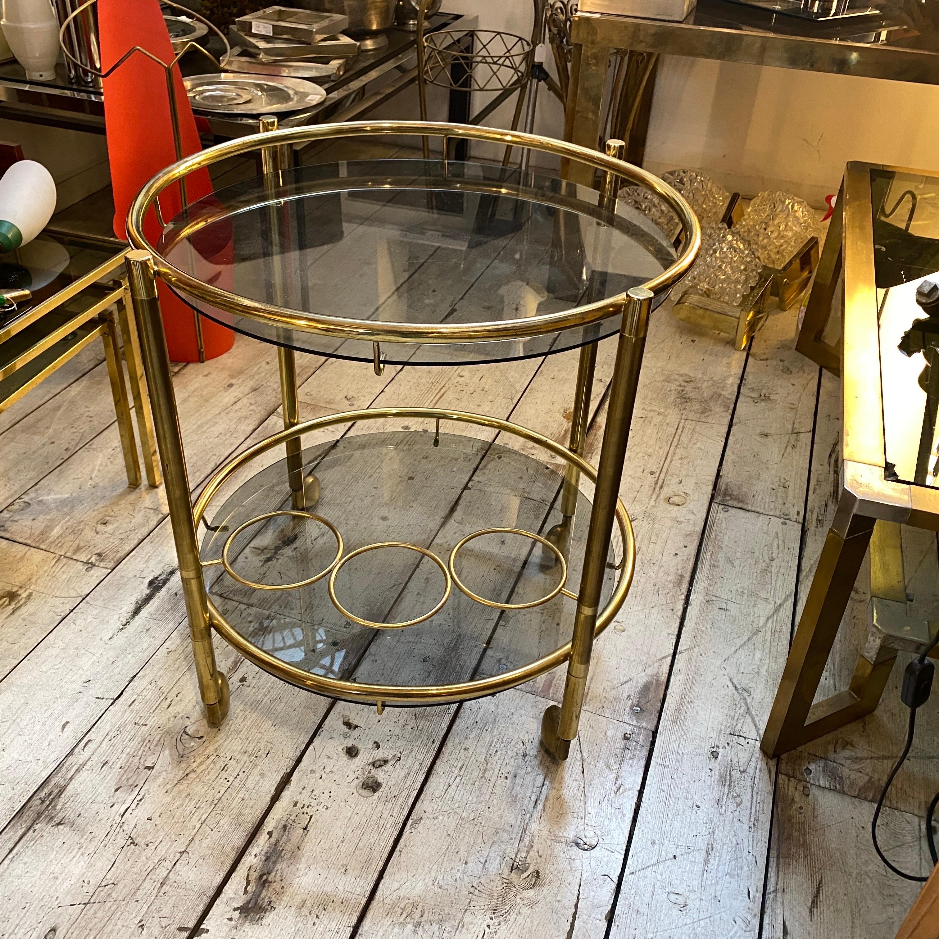 1970s Mid-Century Modern Italian Brass and Light Smoked Glass Round Bar Cart For Sale 7