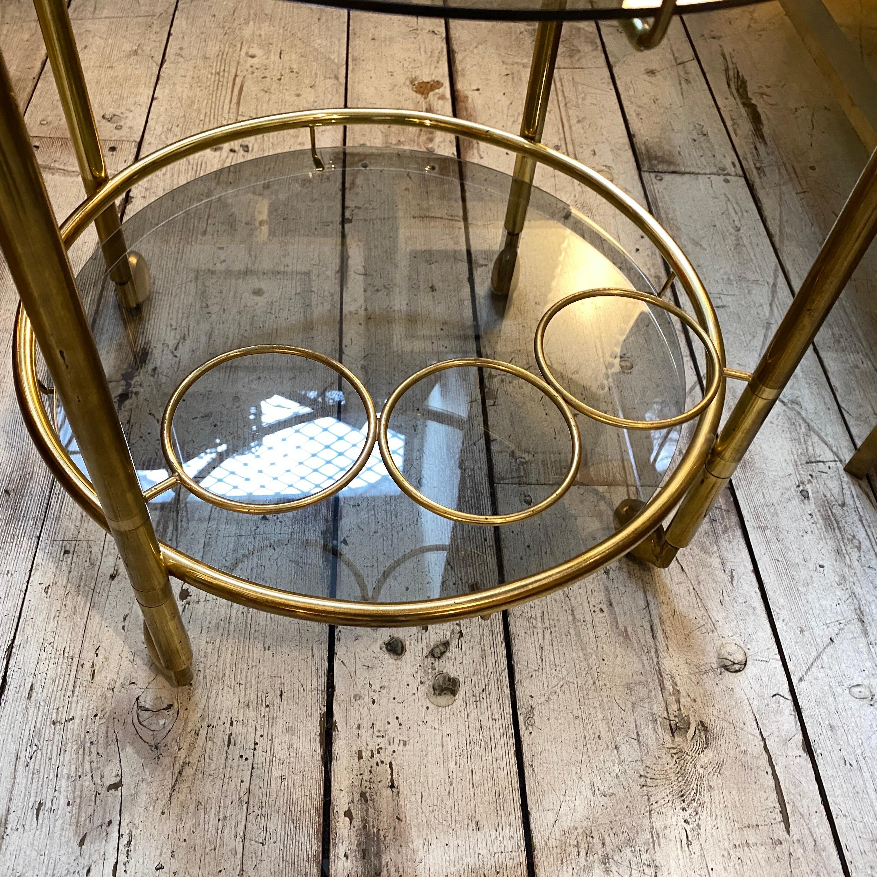 1970s Mid-Century Modern Italian Brass and Light Smoked Glass Round Bar Cart In Good Condition For Sale In Aci Castello, IT