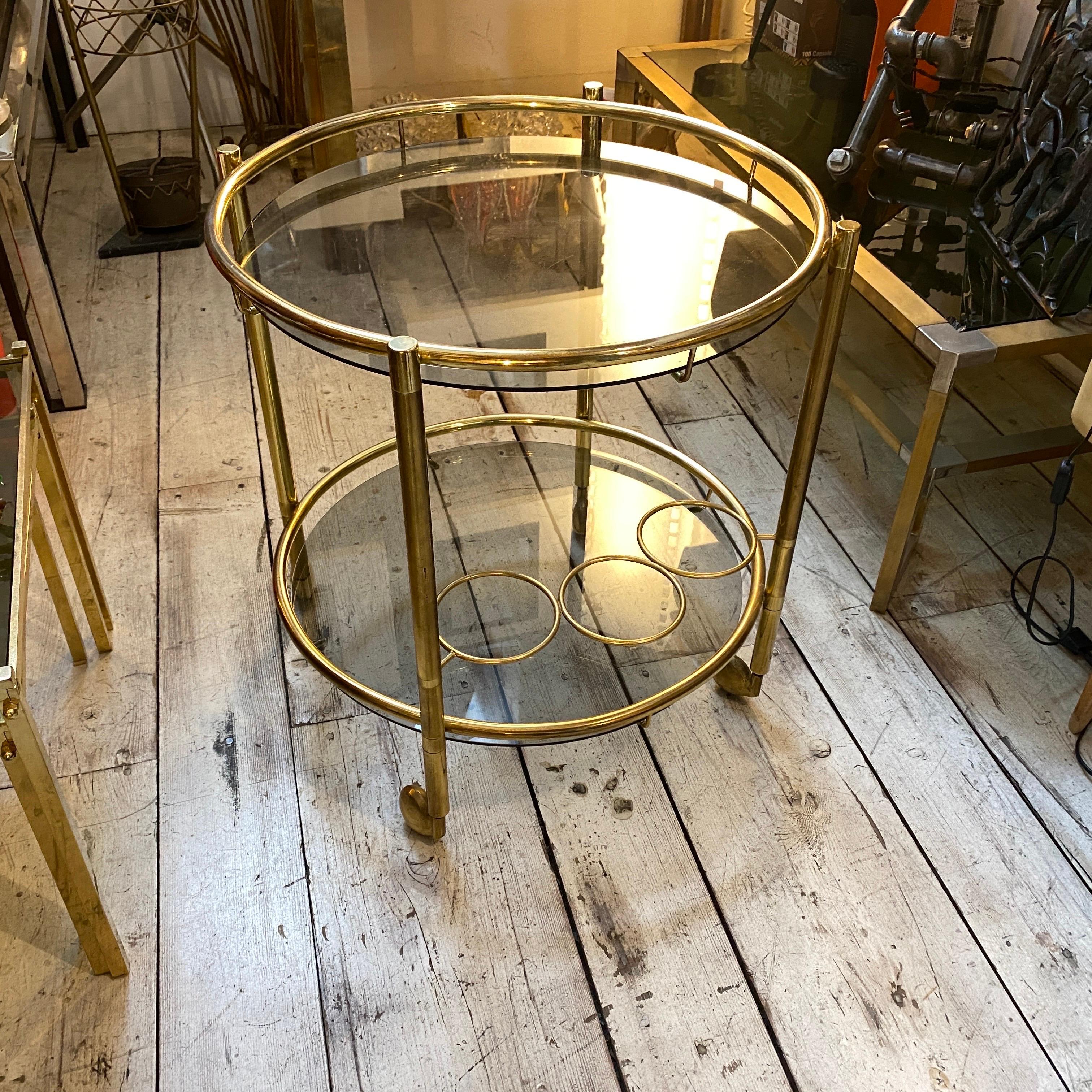 1970s Mid-Century Modern Italian Brass and Light Smoked Glass Round Bar Cart For Sale 4