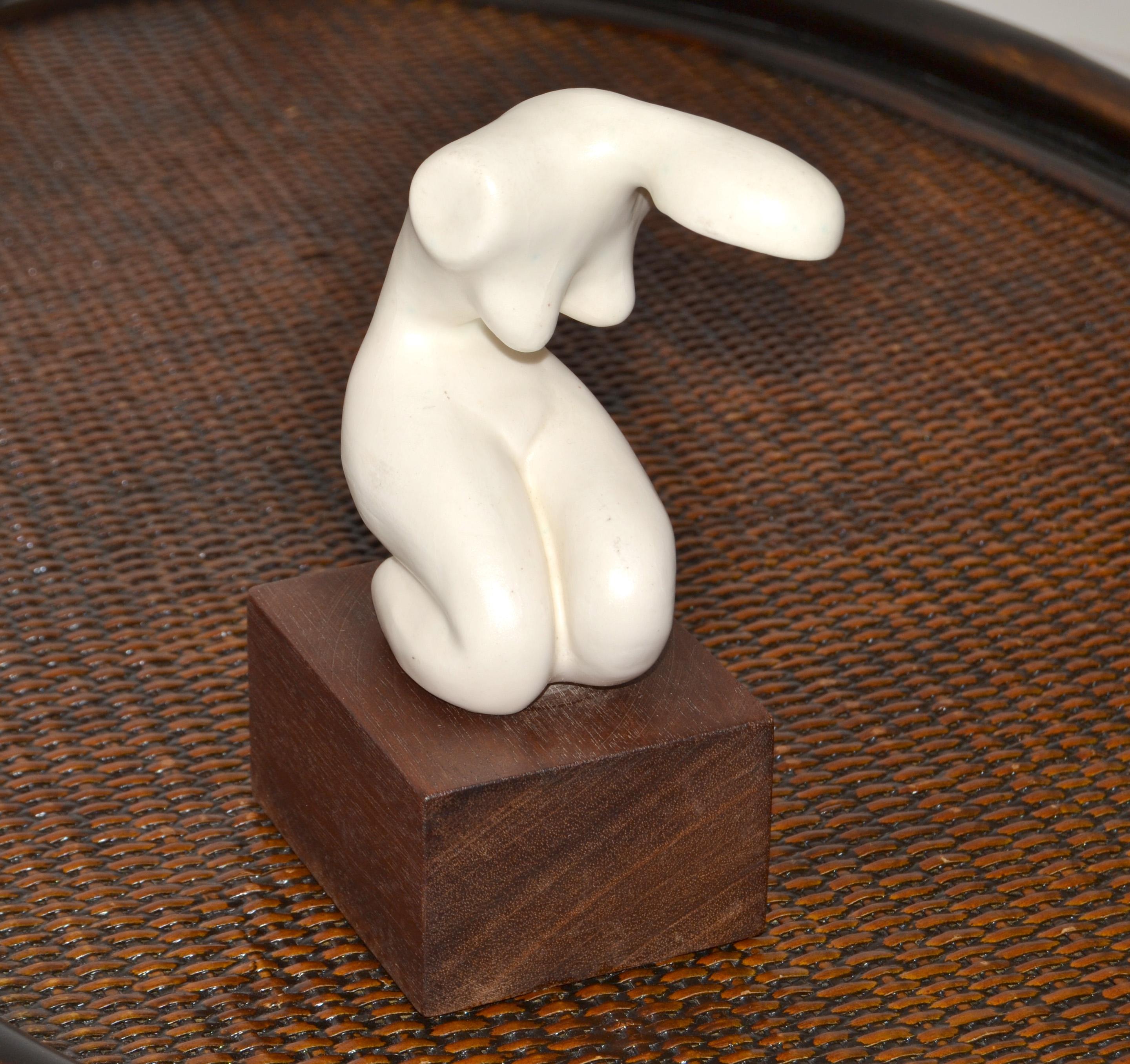 Scultura femminile inginocchiata in ceramica di metà secolo moderno, base in legno di palissandro in vendita 2