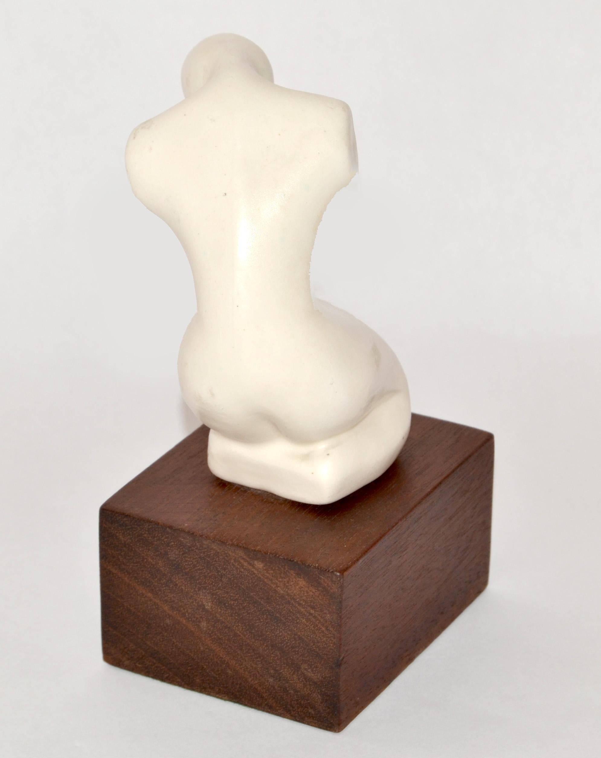 Scultura femminile inginocchiata in ceramica di metà secolo moderno, base in legno di palissandro in vendita 4