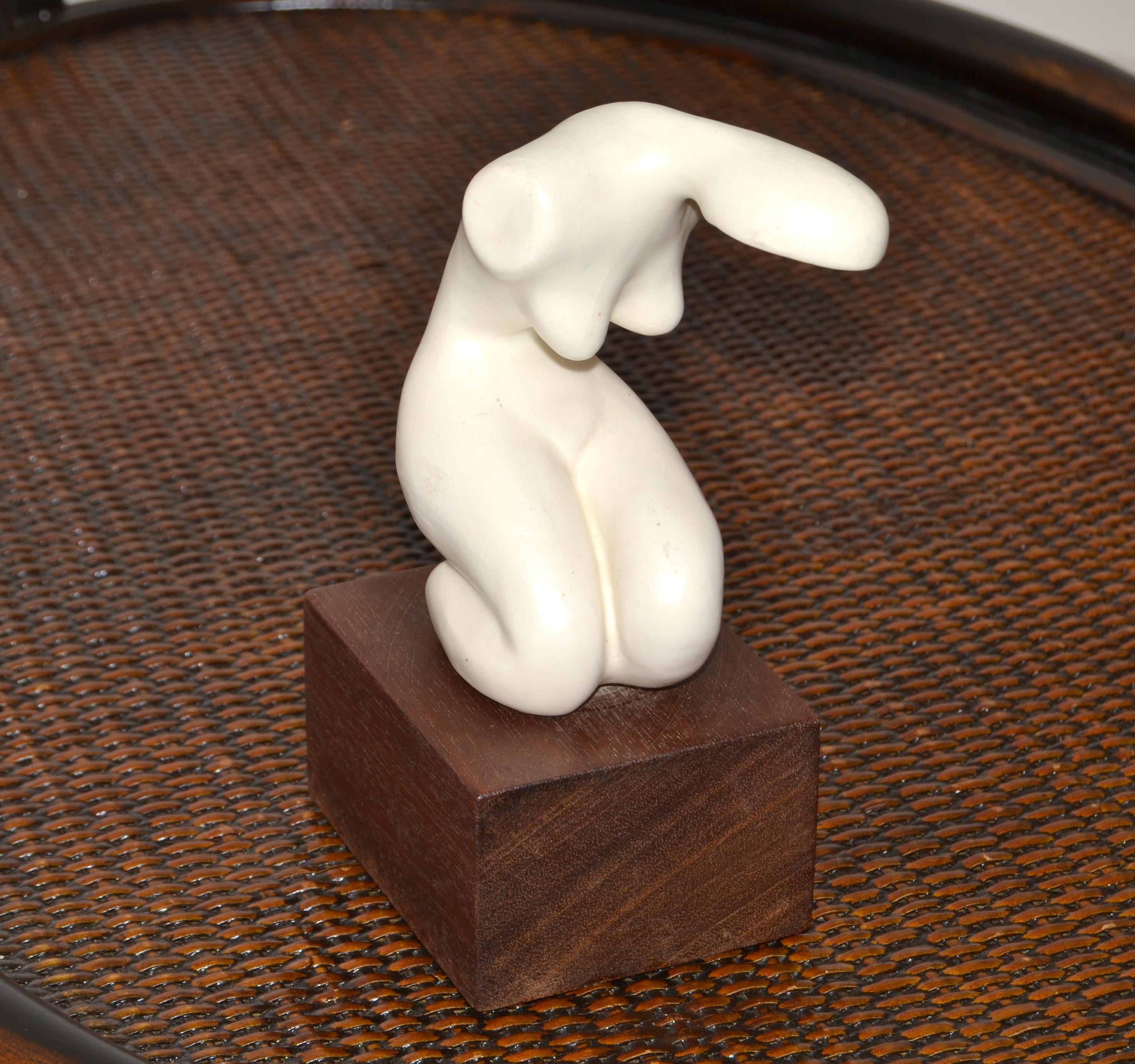 Scultura femminile inginocchiata in ceramica di metà secolo moderno, base in legno di palissandro in vendita 5