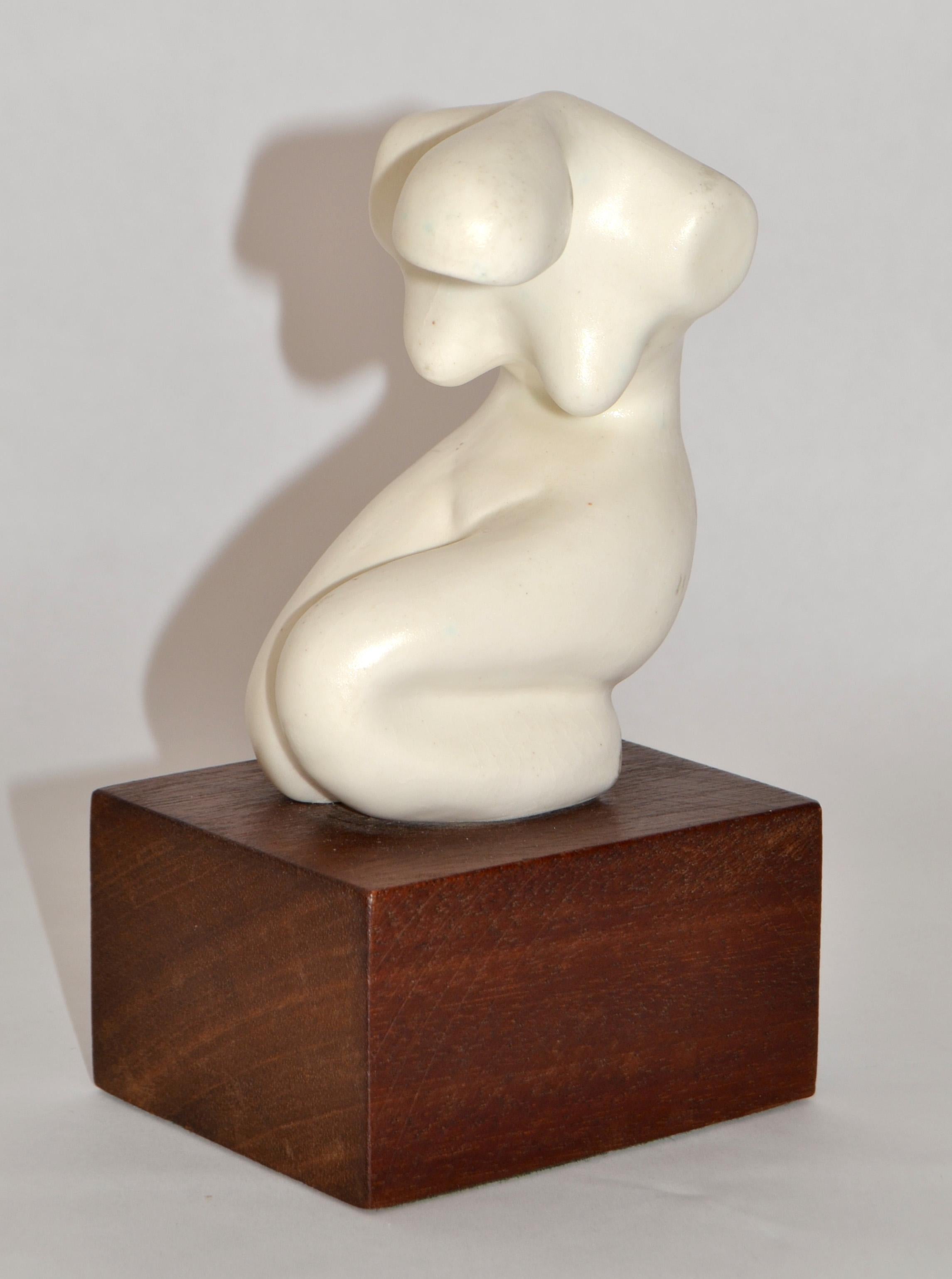 Scultura femminile inginocchiata in ceramica di metà secolo moderno, base in legno di palissandro in vendita 6