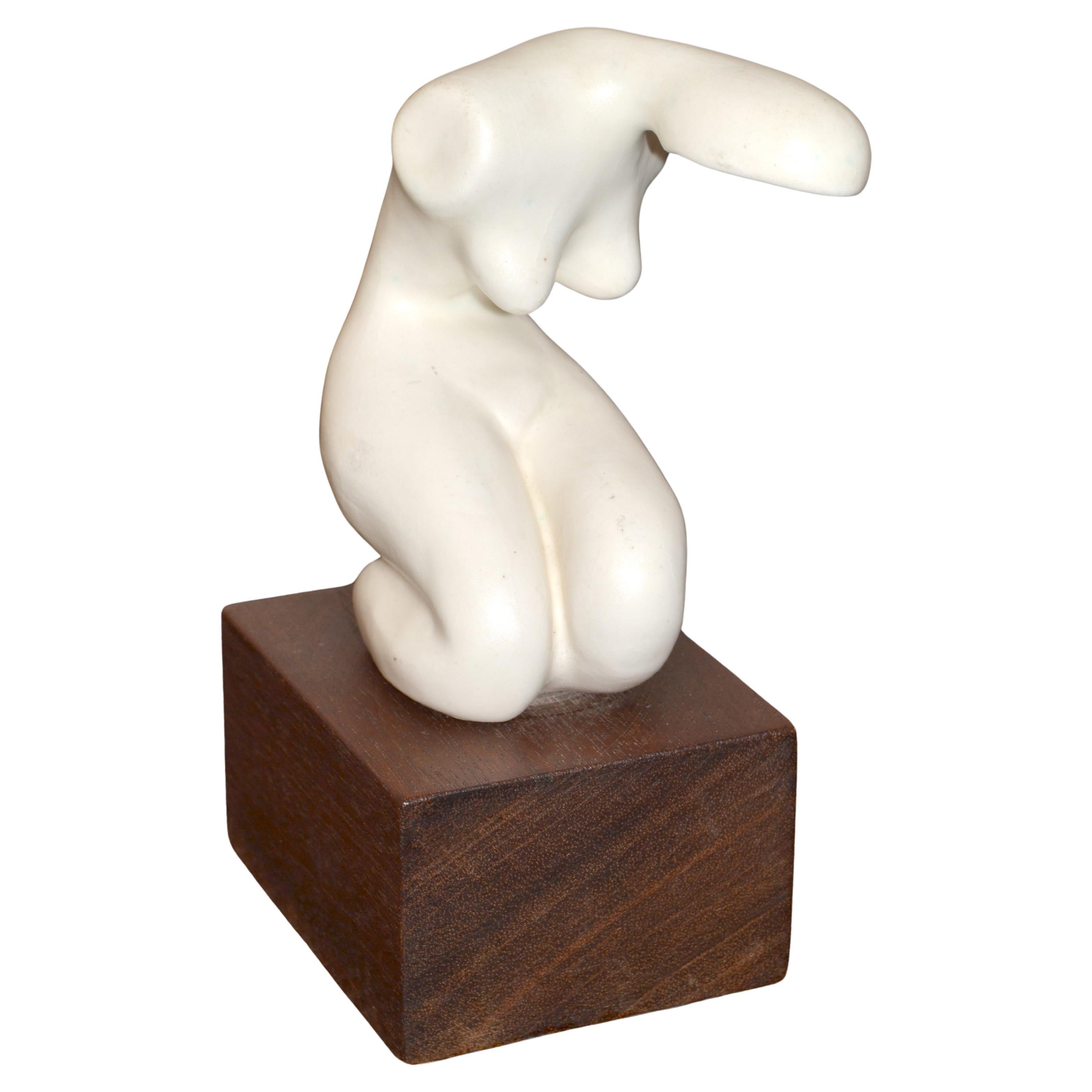 Mid-Century moderno Scultura femminile inginocchiata in ceramica di metà secolo moderno, base in legno di palissandro in vendita