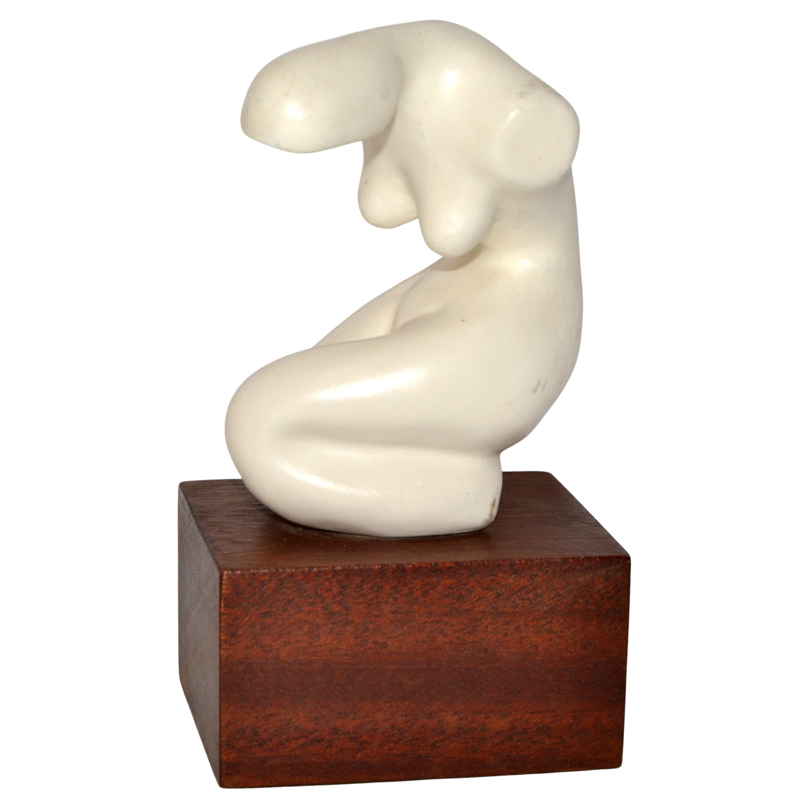 Americano Scultura femminile inginocchiata in ceramica di metà secolo moderno, base in legno di palissandro in vendita