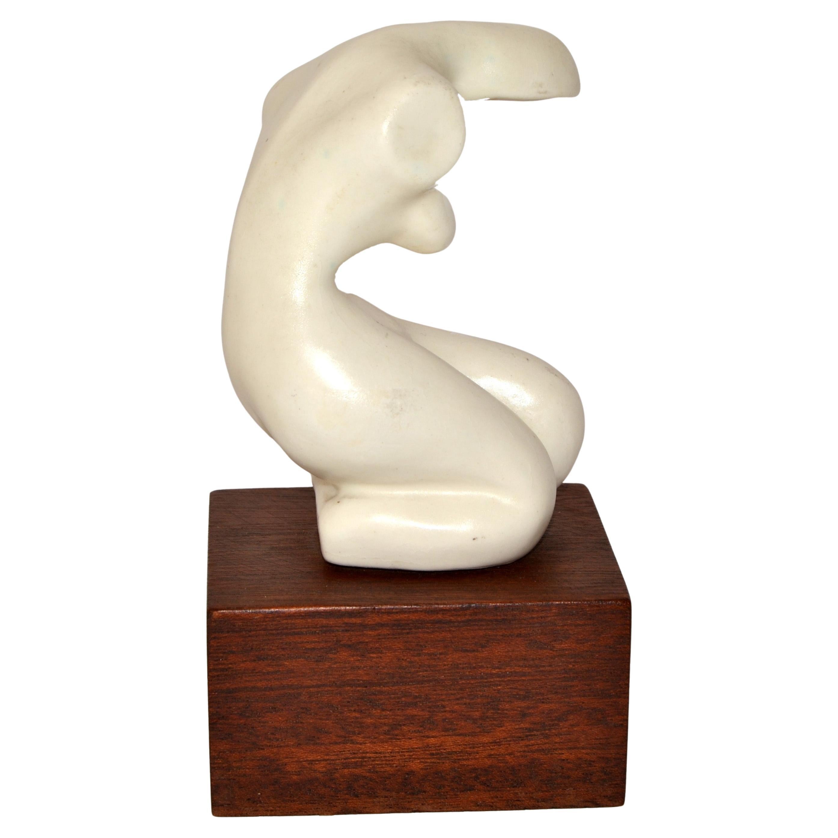 Fatto a mano Scultura femminile inginocchiata in ceramica di metà secolo moderno, base in legno di palissandro in vendita