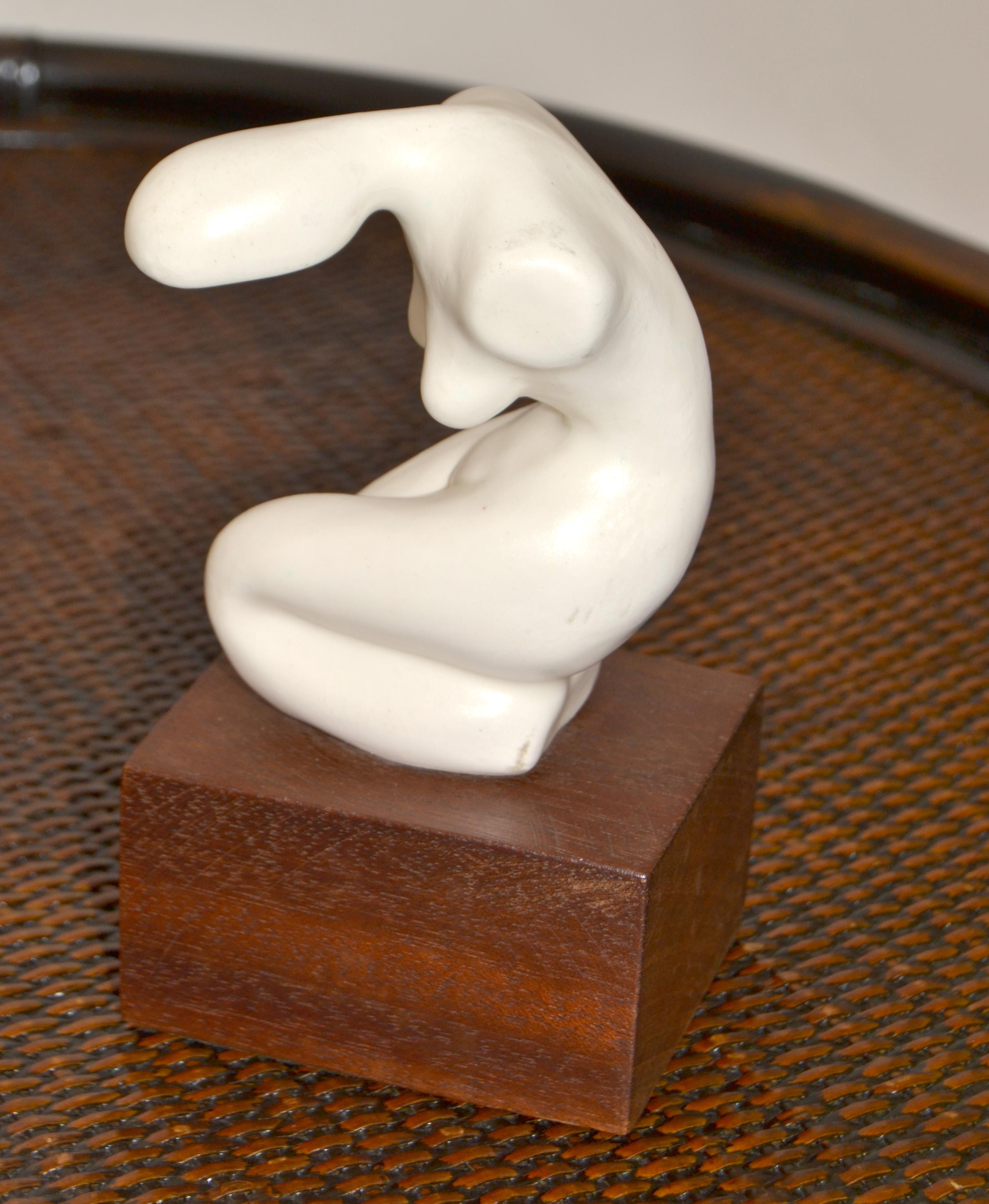 XX secolo Scultura femminile inginocchiata in ceramica di metà secolo moderno, base in legno di palissandro in vendita