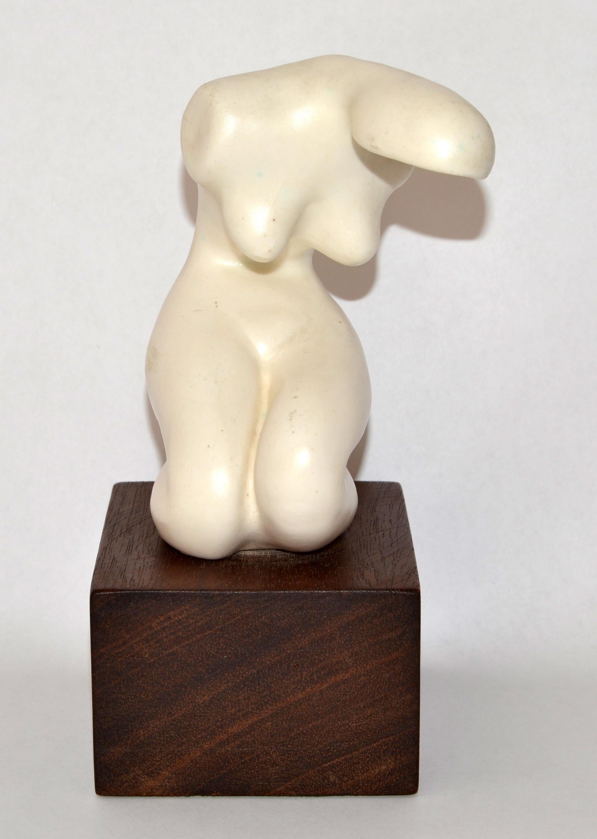 Ceramica Scultura femminile inginocchiata in ceramica di metà secolo moderno, base in legno di palissandro in vendita