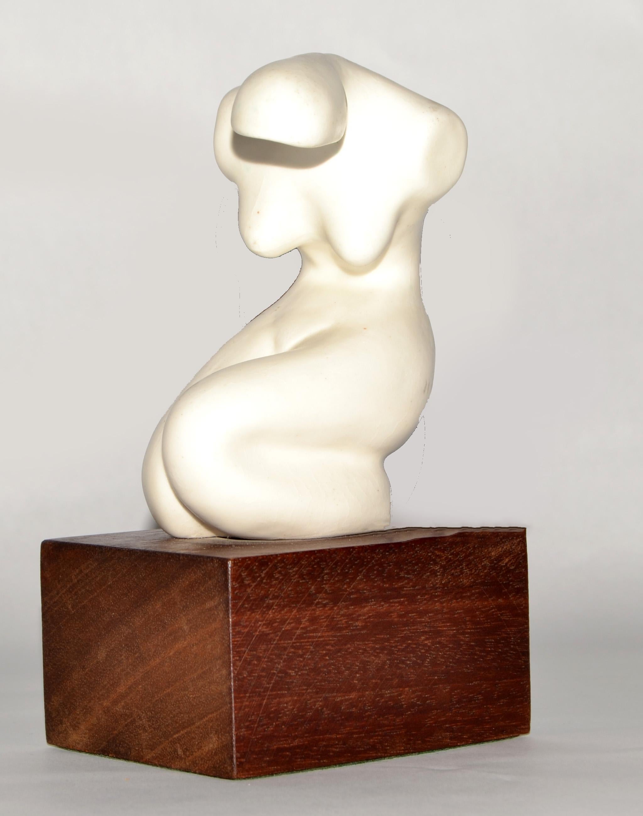 Scultura femminile inginocchiata in ceramica di metà secolo moderno, base in legno di palissandro in vendita 1