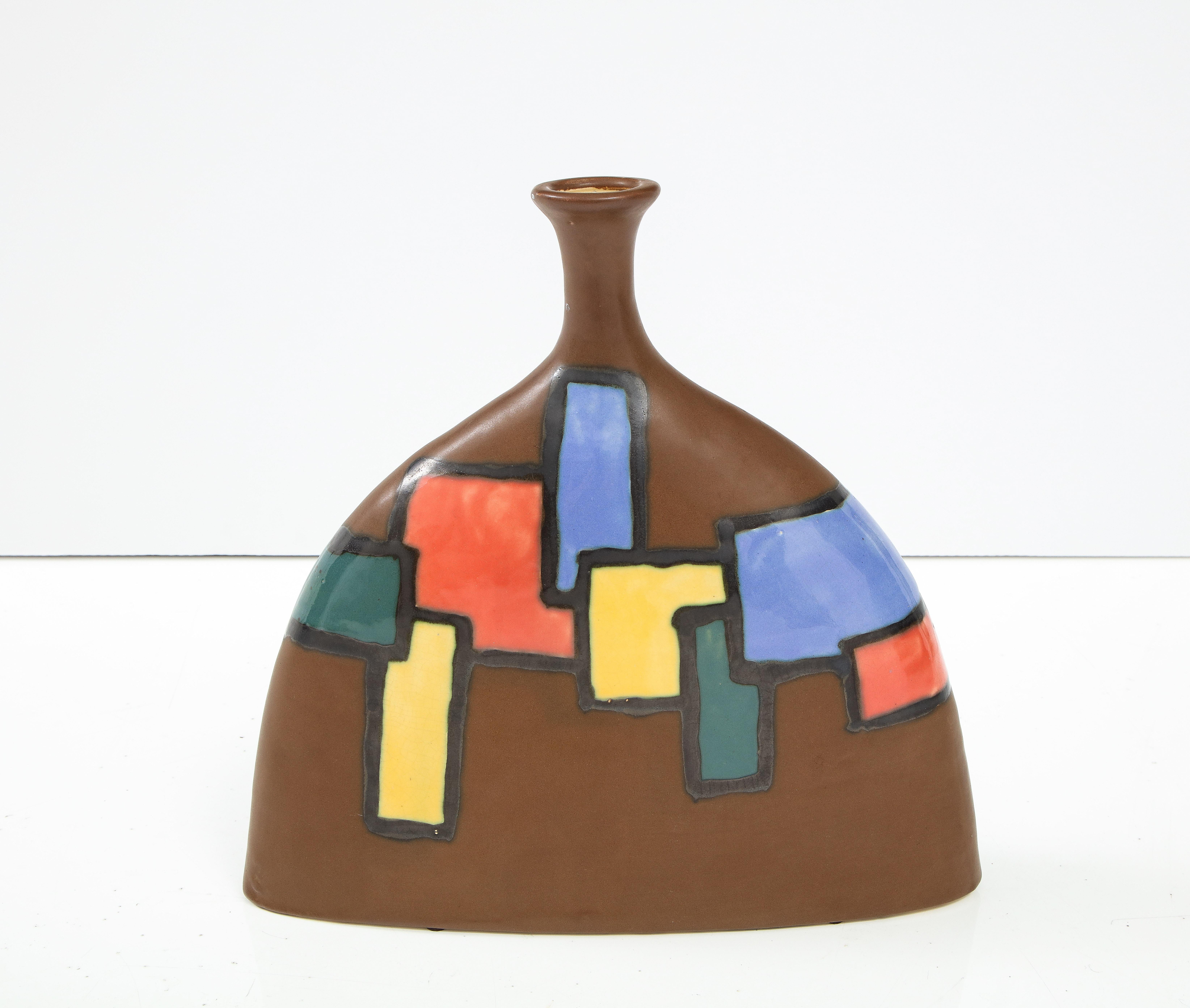 Superbe vase en poterie des années 1970, en état d'origine, avec une usure et une patine mineures dues à l'âge et à l'utilisation.