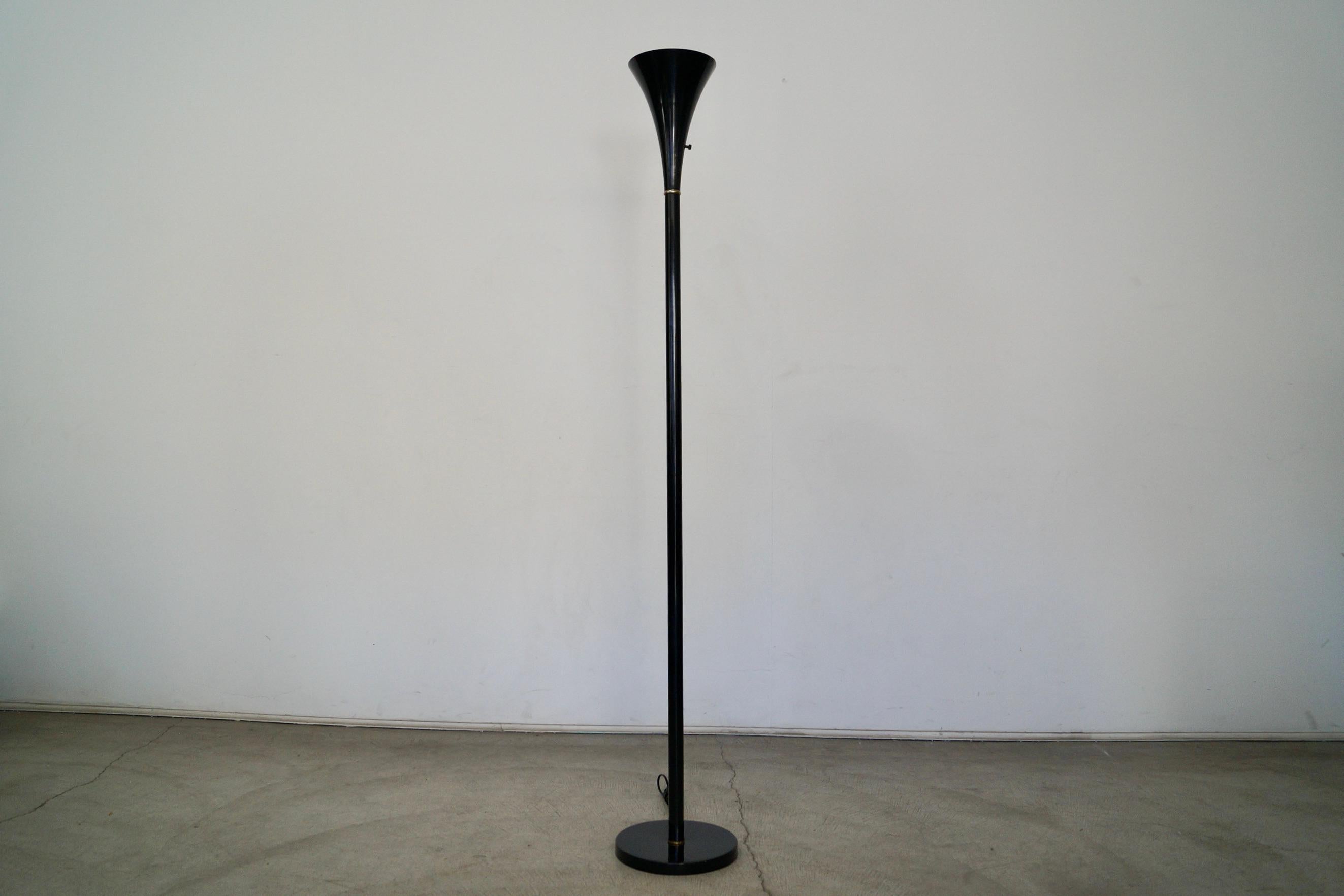 Lampadaire tulipe Vintage Midcentury Modern à vendre. A la manière de Laurel Lighting, elle est noire avec des accents en laiton. Il est en excellent état et fonctionne très bien. D'un design classique et épuré, c'est une lampe torchère. Il est en