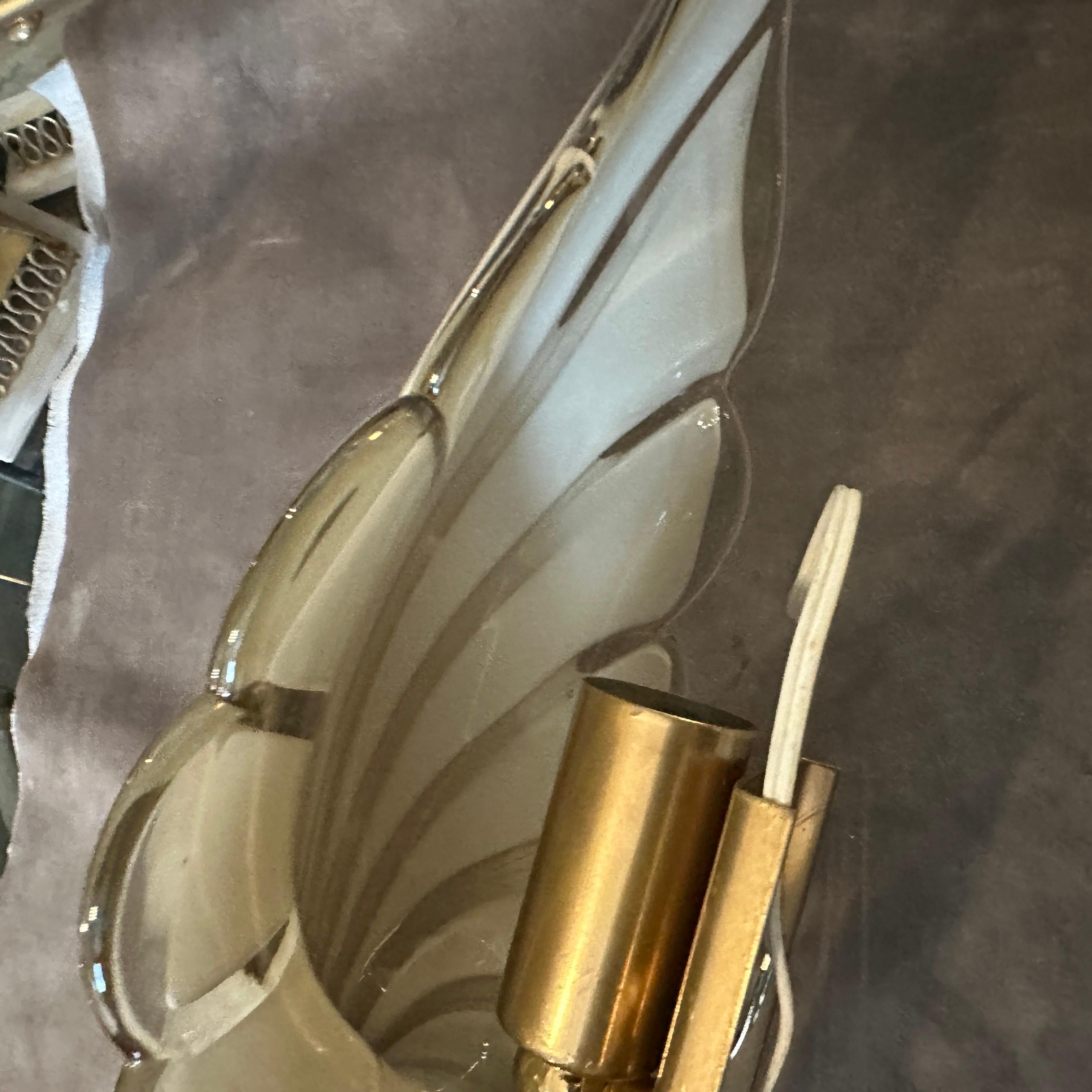 1970 Mid-century Modern Light Grey and Brass Murano Glass Sconce by Franco Luce (applique en verre de Murano gris clair et laiton) en vente 2