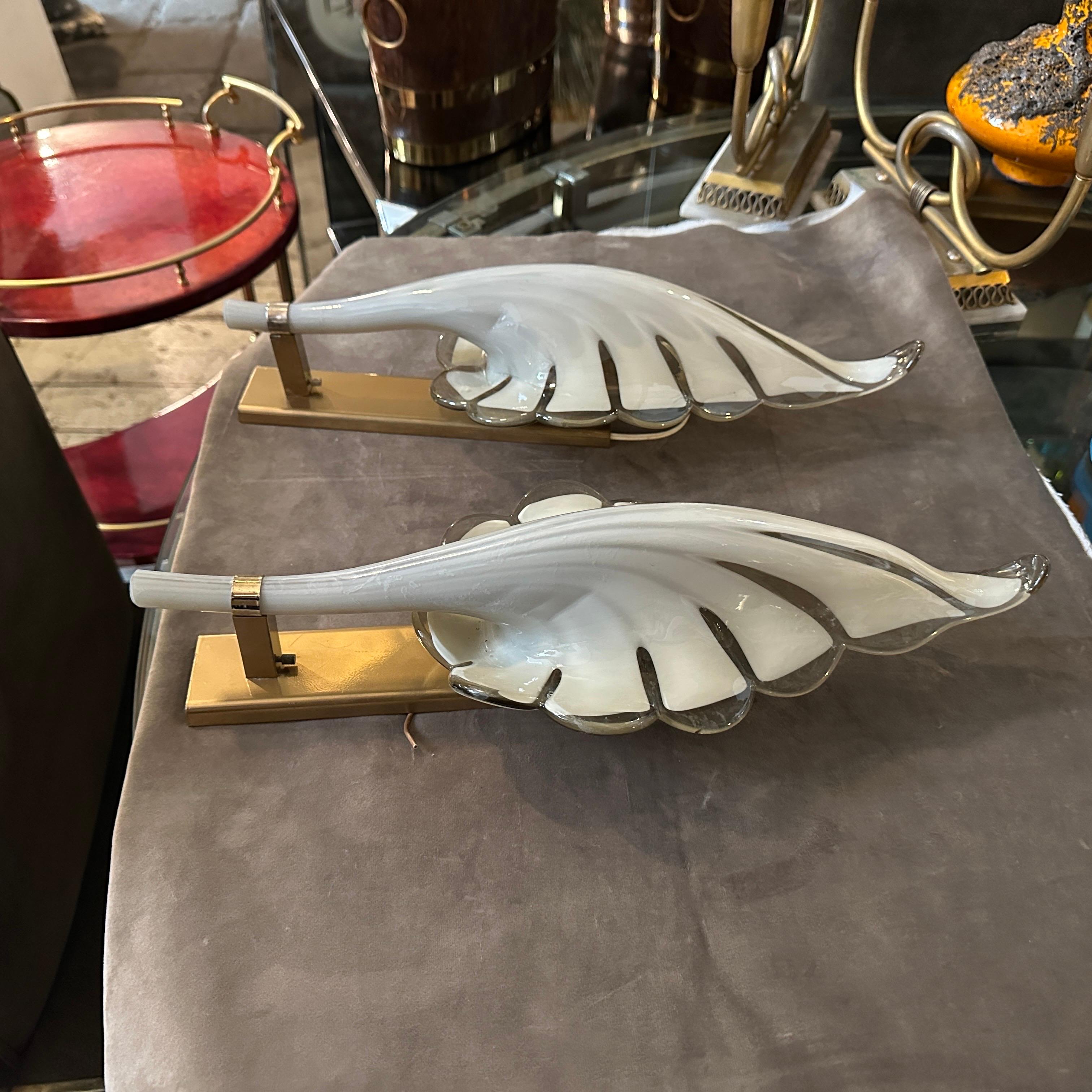 1970 Mid-century Modern Light Grey and Brass Murano Glass Sconce by Franco Luce (applique en verre de Murano gris clair et laiton) en vente 4