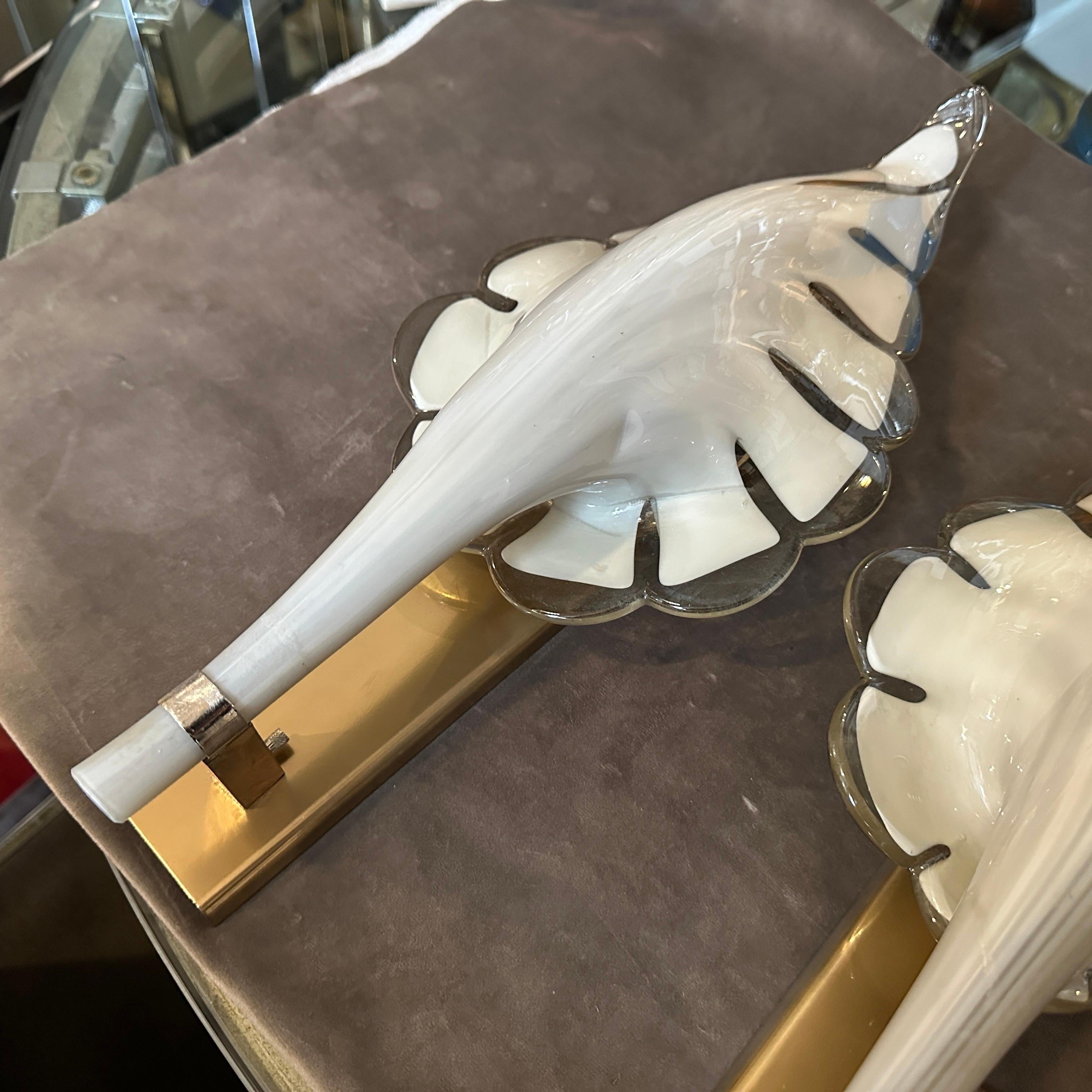 1970 Mid-century Modern Light Grey and Brass Murano Glass Sconce by Franco Luce (applique en verre de Murano gris clair et laiton) en vente 5