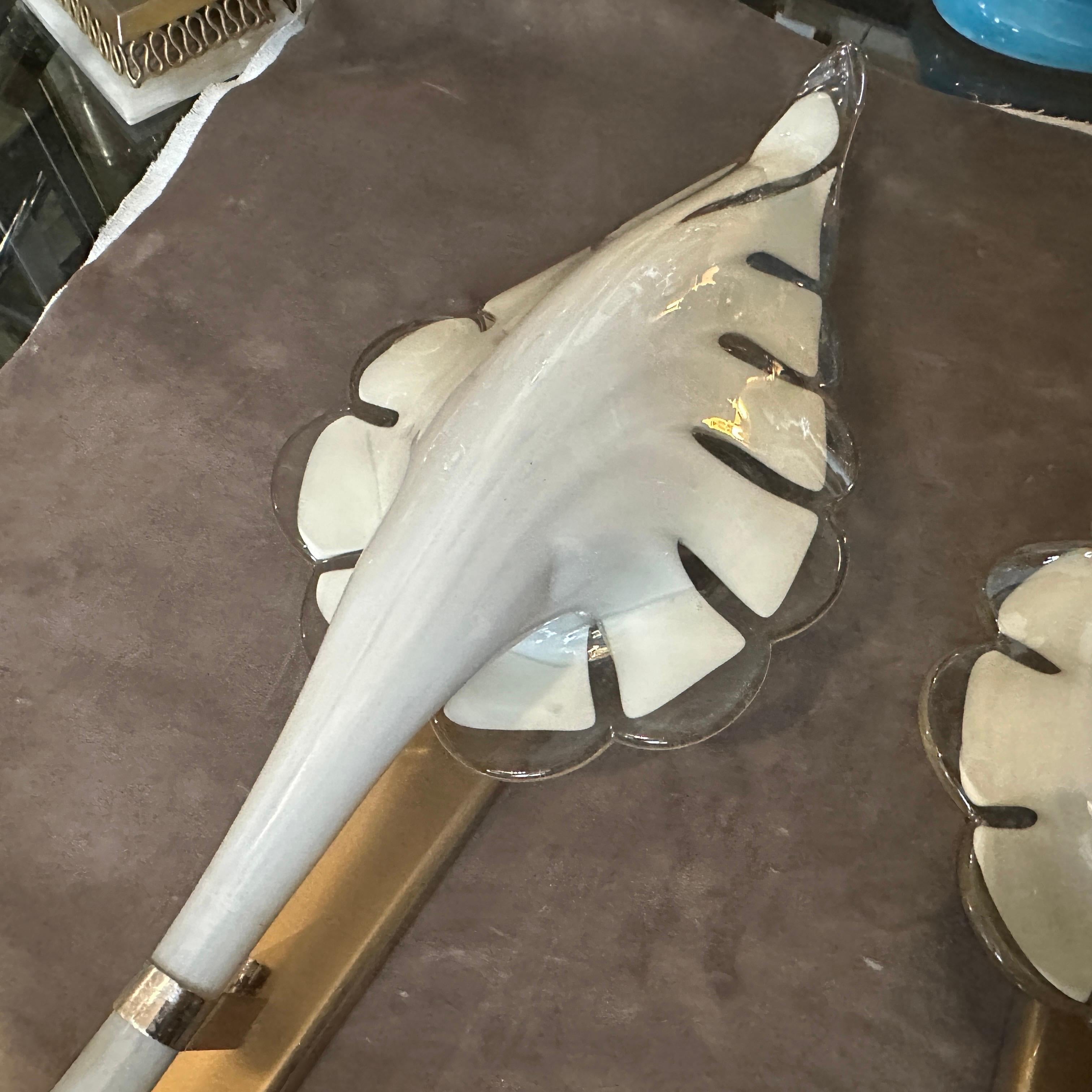 1970 Mid-century Modern Light Grey and Brass Murano Glass Sconce by Franco Luce (applique en verre de Murano gris clair et laiton) en vente 6