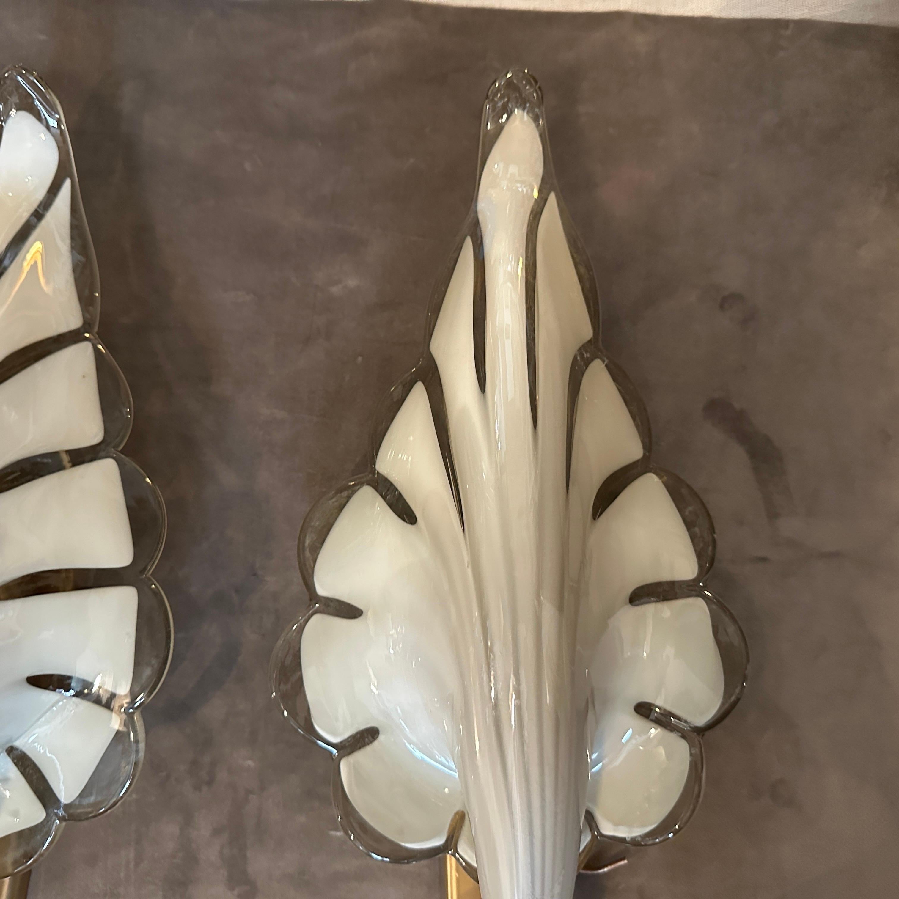 1970 Mid-century Modern Light Grey and Brass Murano Glass Sconce by Franco Luce (applique en verre de Murano gris clair et laiton) en vente 7